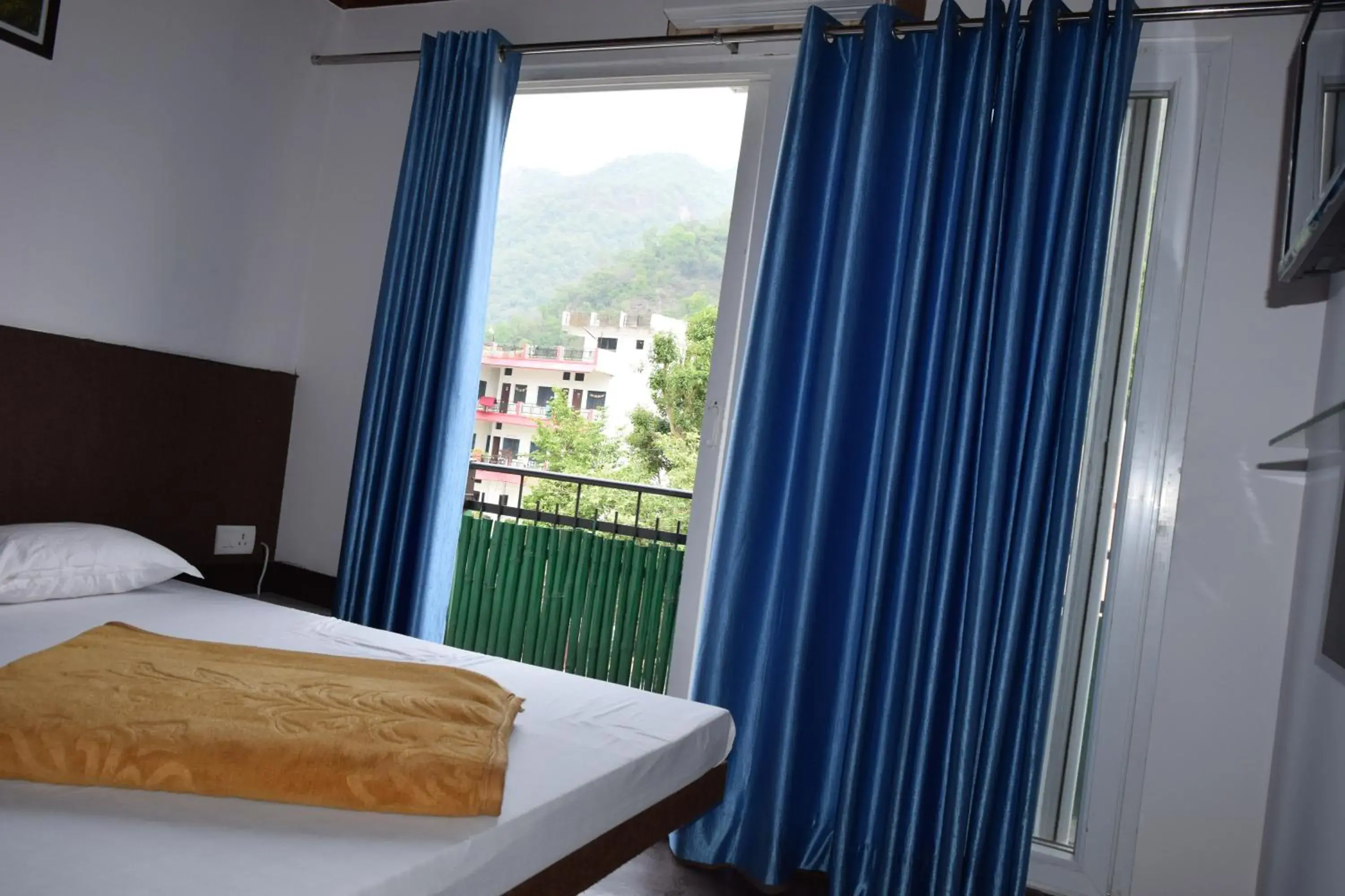 Mountain view, Bed in Hotel Moksha (Previously Raj Deep)