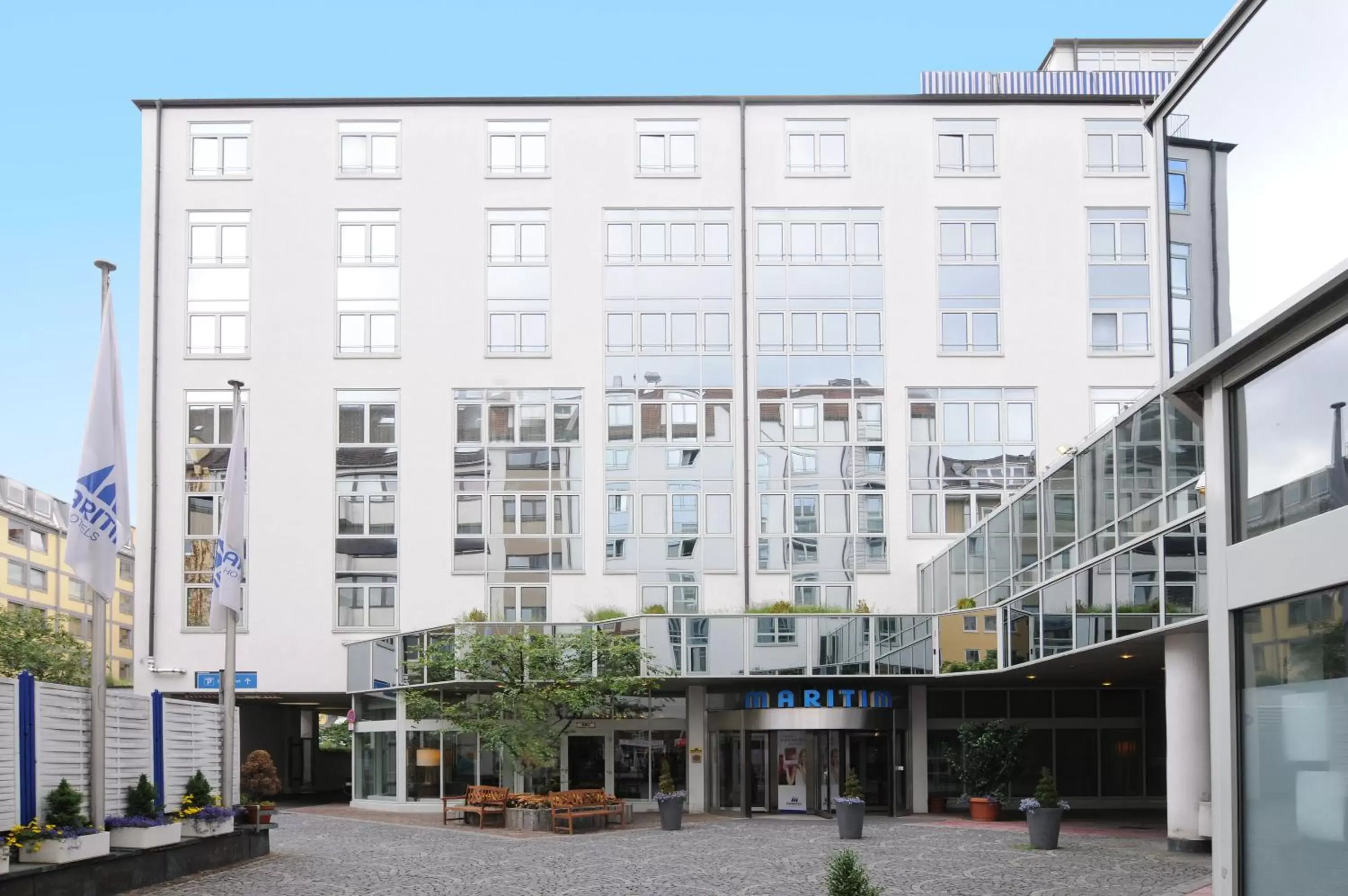 Facade/entrance, Property Building in Maritim Hotel München