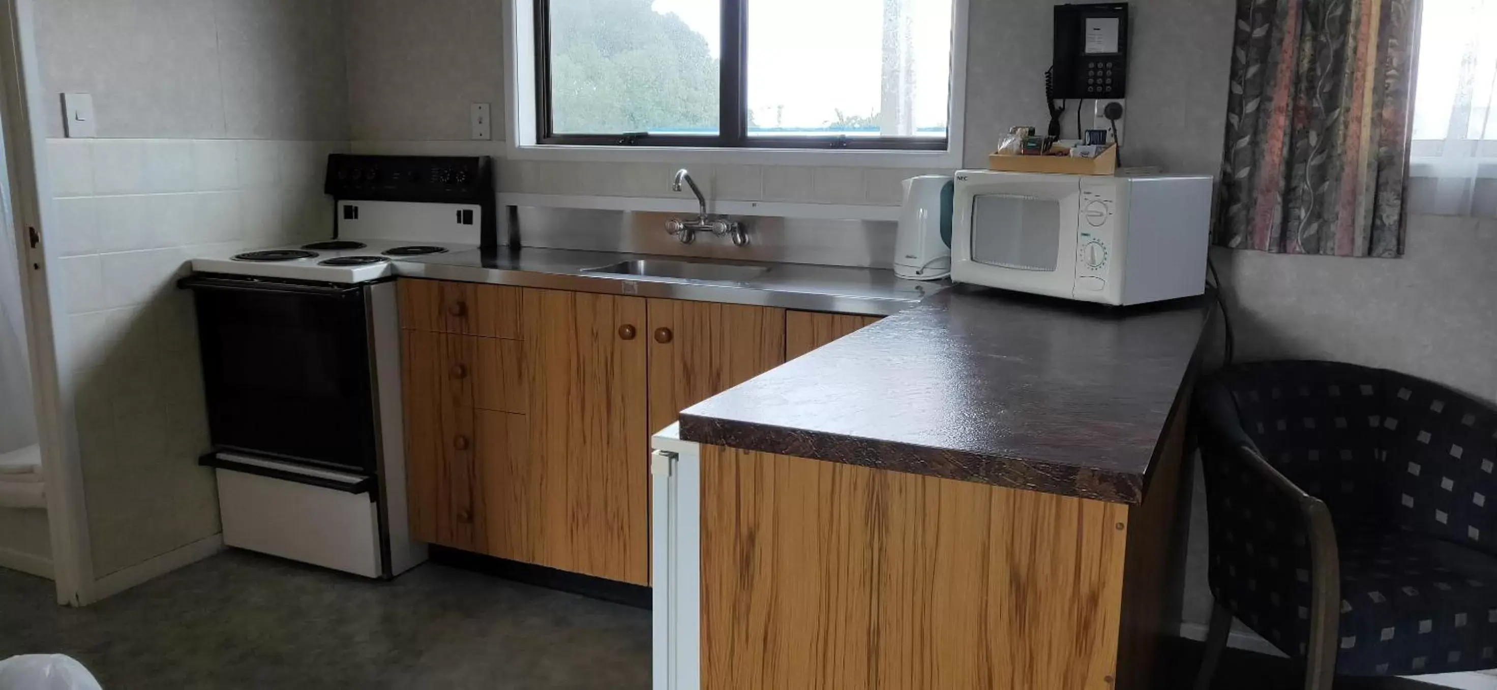 Kitchen or kitchenette, Kitchen/Kitchenette in Cypress Court Motel