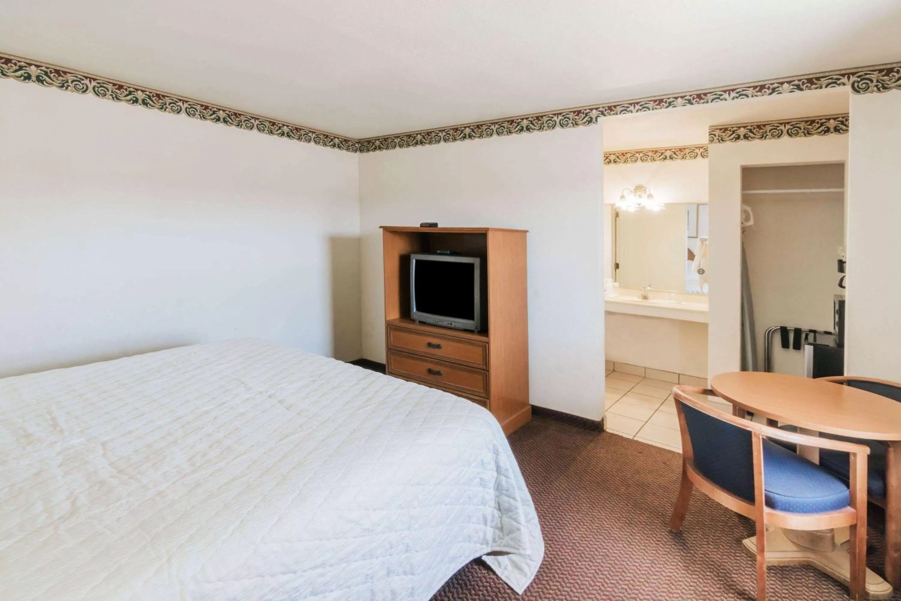 Photo of the whole room, Bed in Travelodge by Wyndham Temple