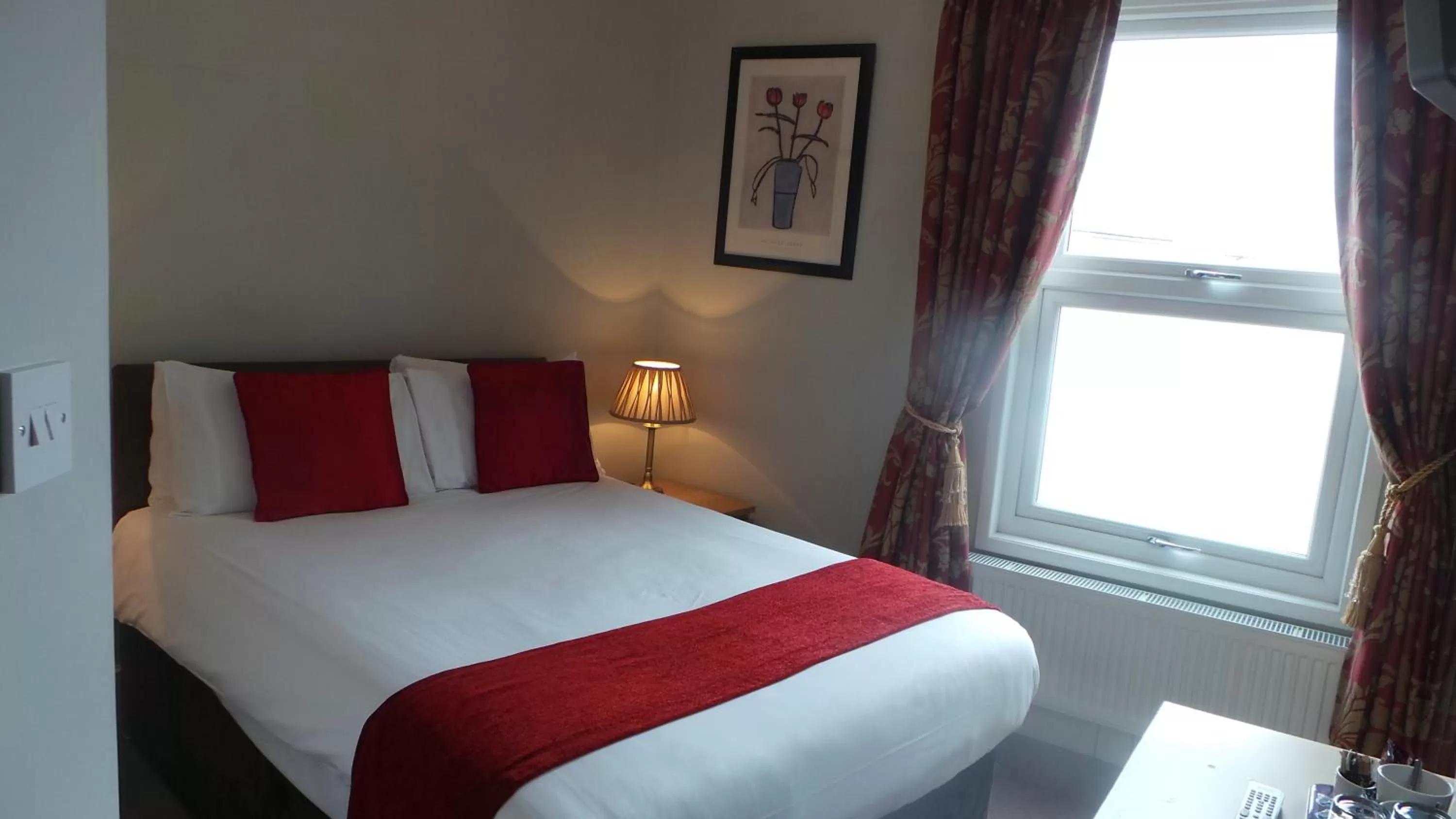 Bed in The Peacock Townhouse Hotel Kenilworth - Warwick