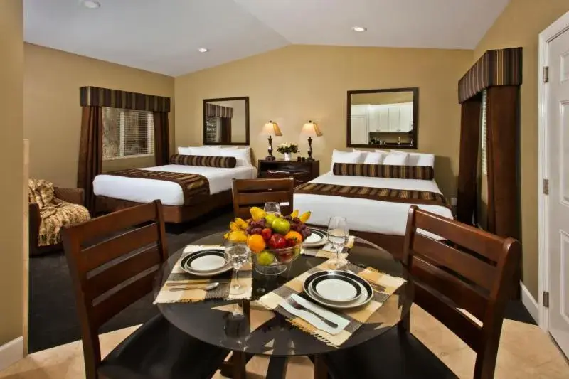 Photo of the whole room, Dining Area in Monterey Peninsula Inn