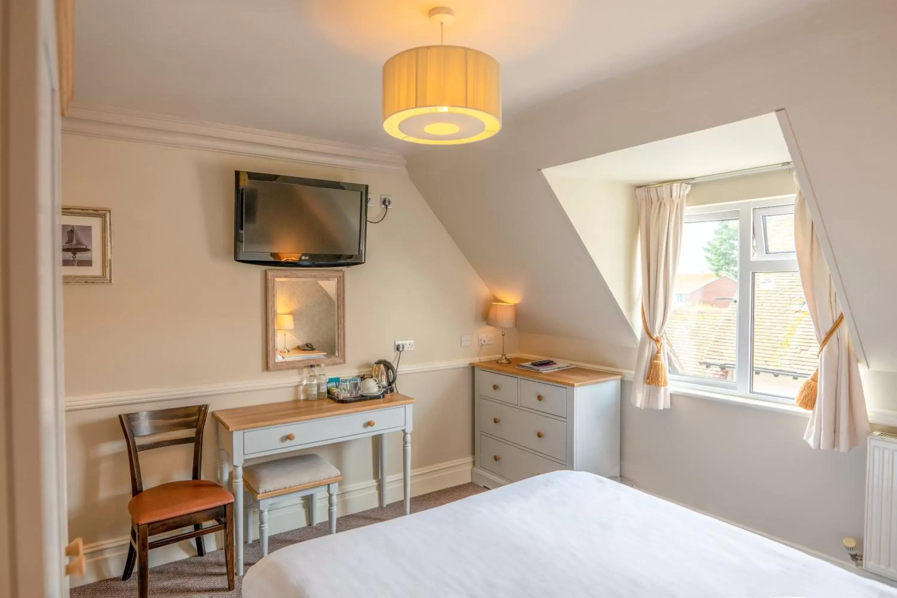 Bedroom, TV/Entertainment Center in Botany Bay Hotel