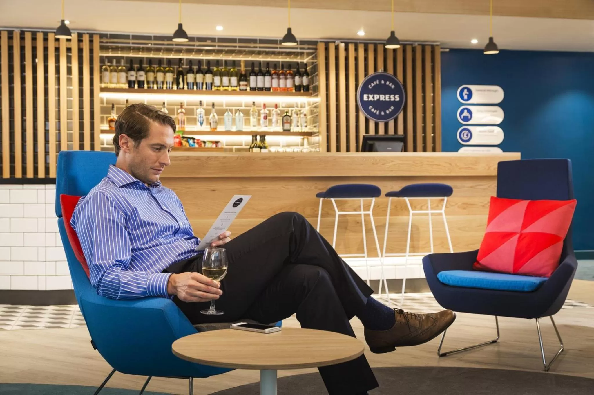 Lounge or bar in Holiday Inn Express - Fleet by IHG