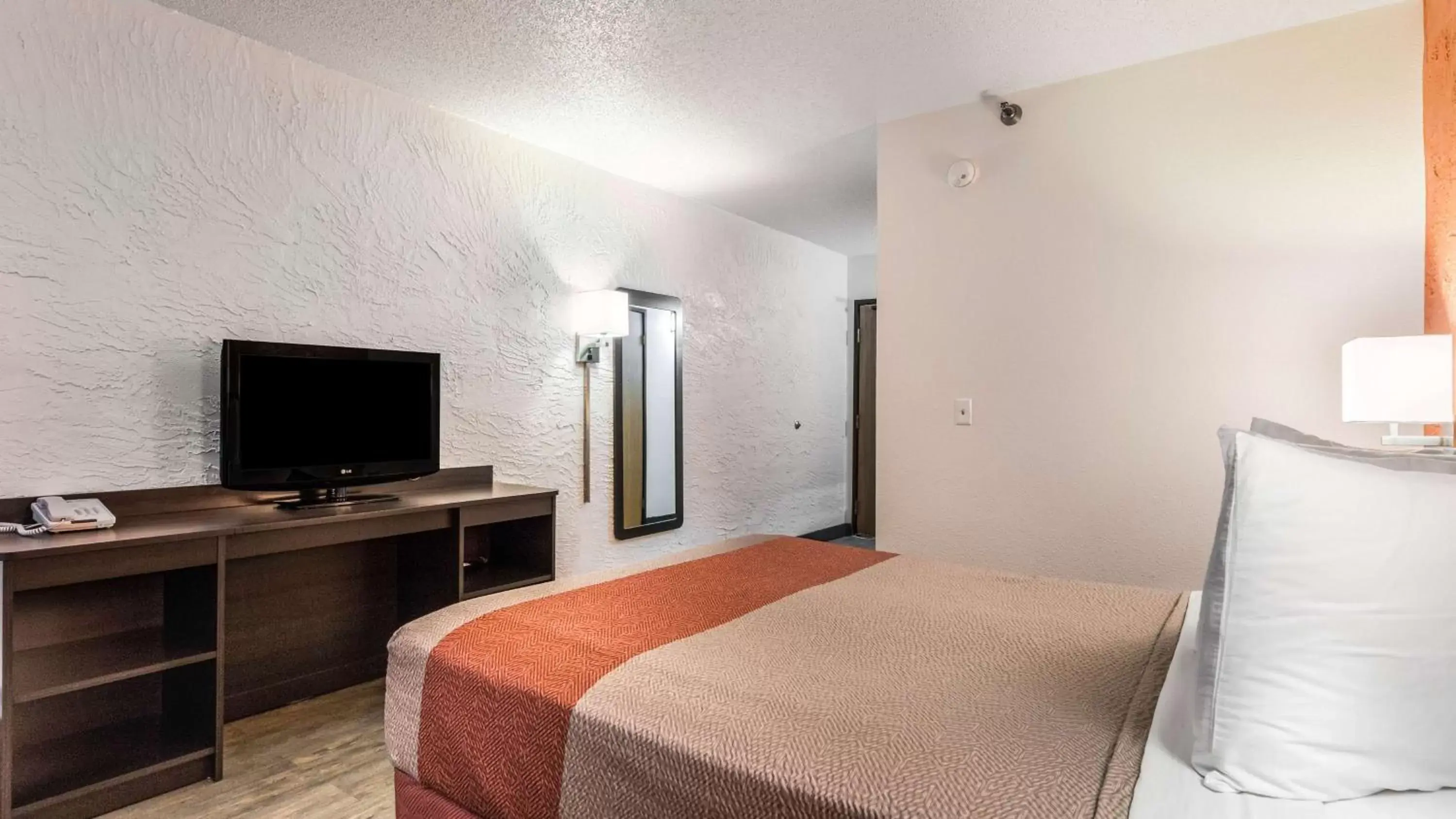 Bedroom, Bed in Motel 6-Elk Grove Village, IL