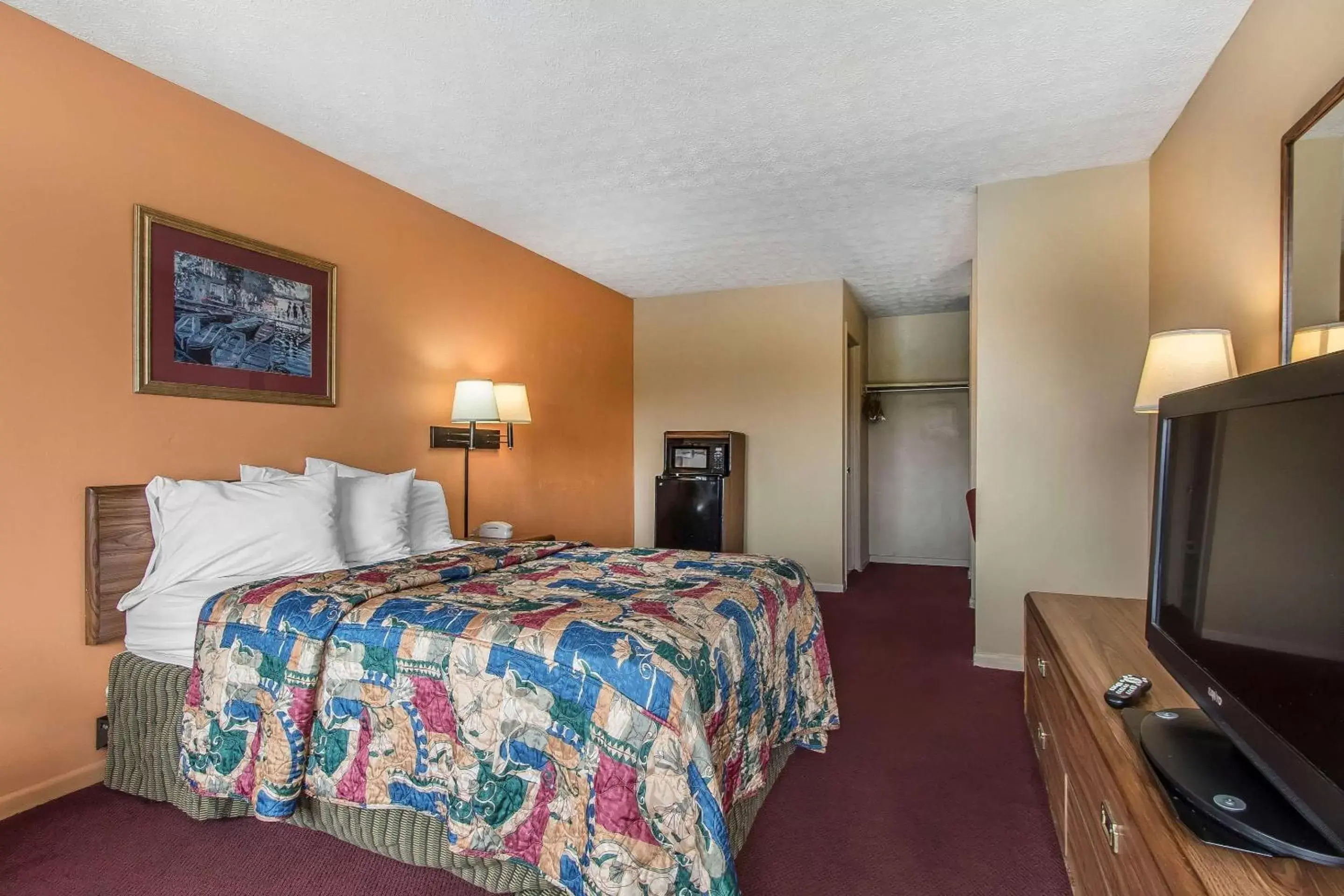 Photo of the whole room, Bed in Rodeway Inn Jackson