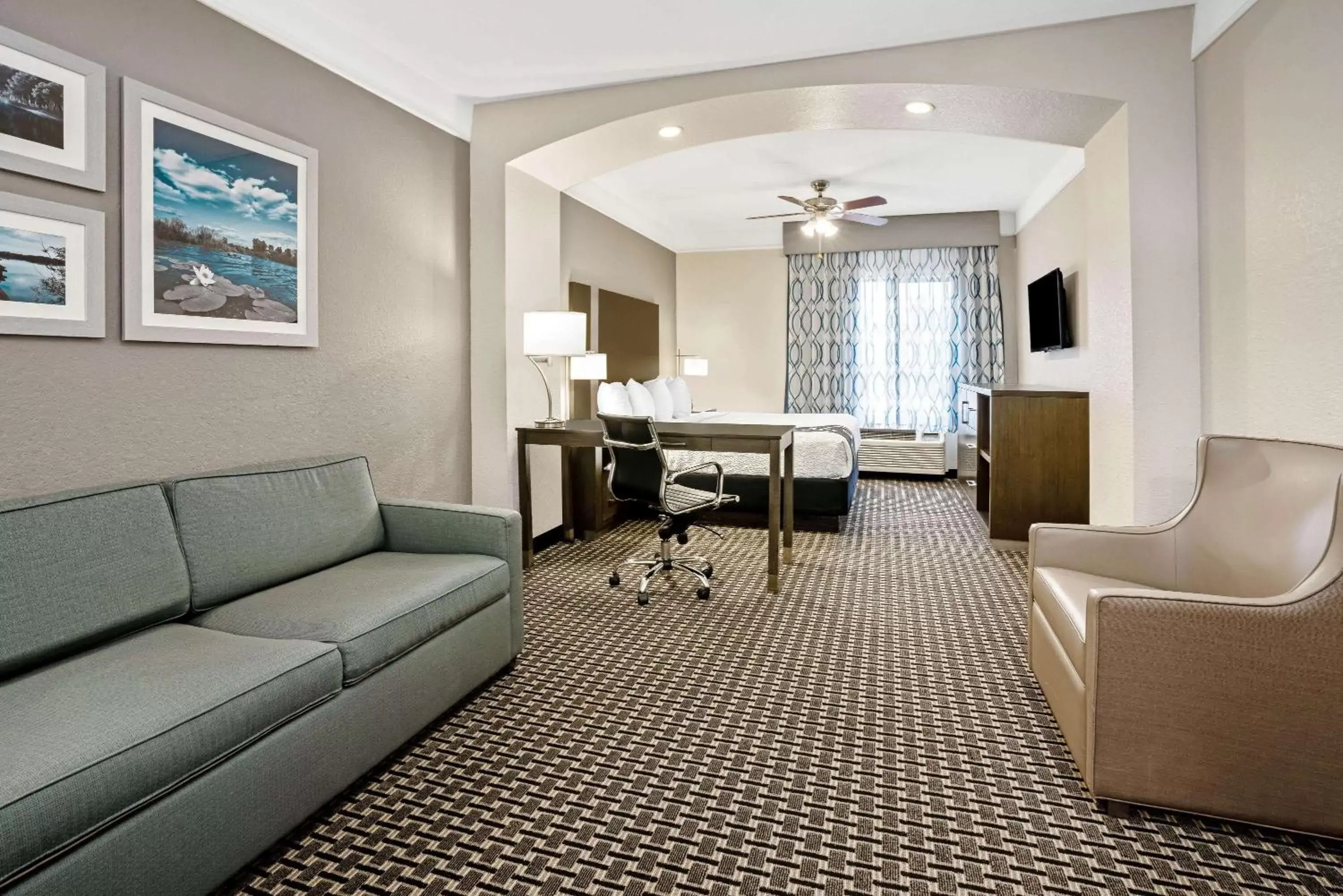 Bed, Seating Area in La Quinta by Wyndham Conroe