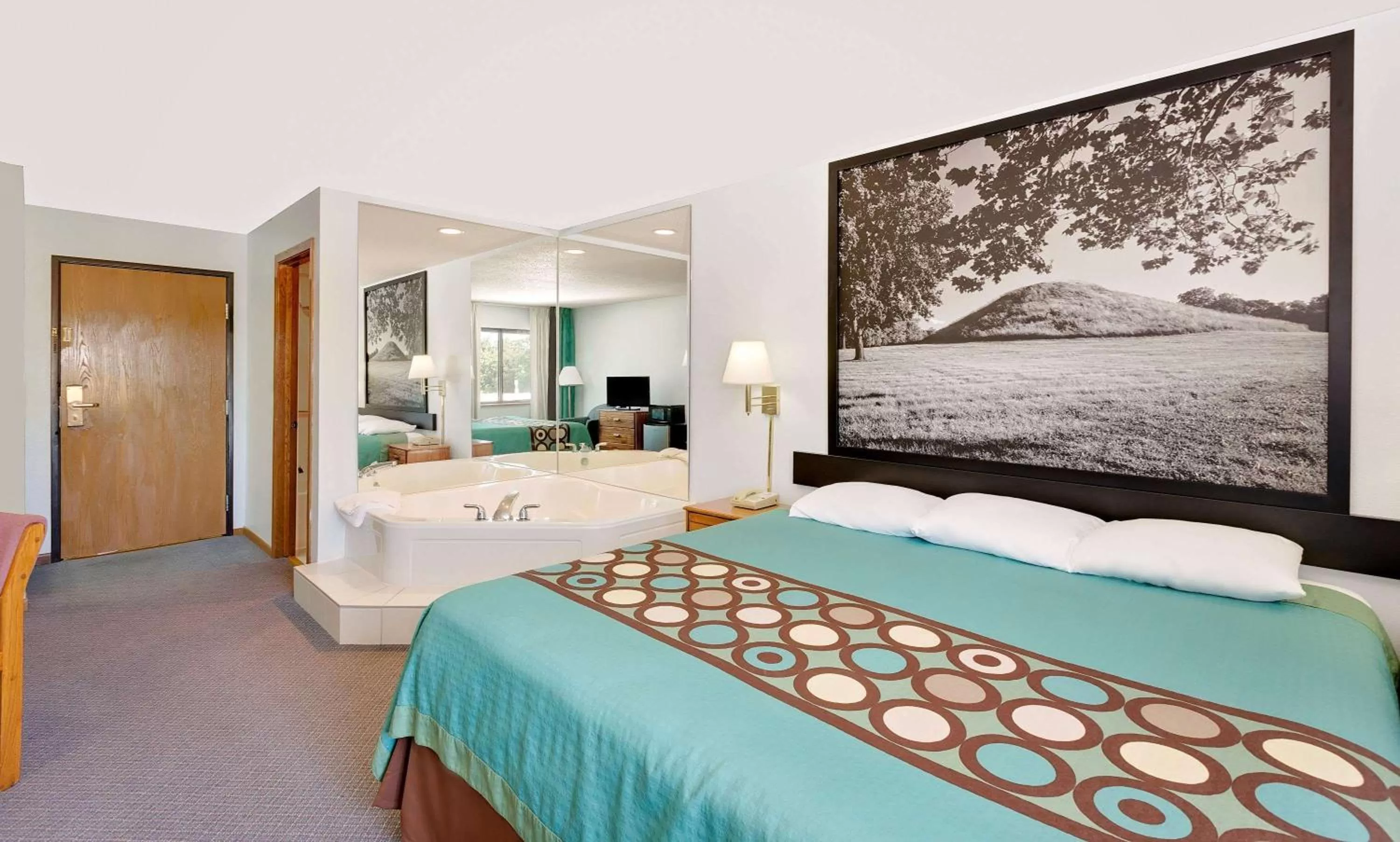 Photo of the whole room, Bed in Super 8 by Wyndham Macomb