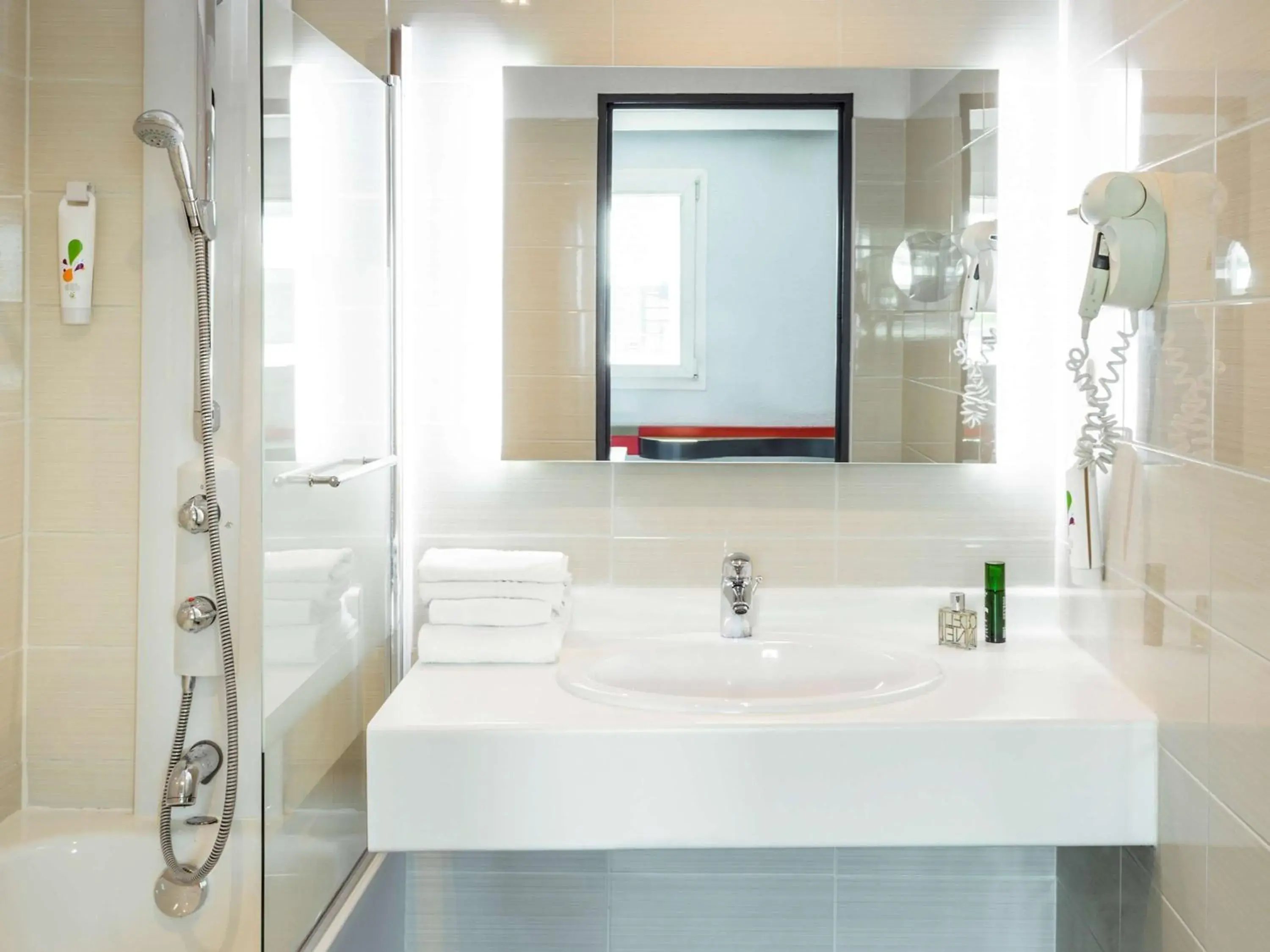 Photo of the whole room, Bathroom in ibis Styles Antony Paris Sud