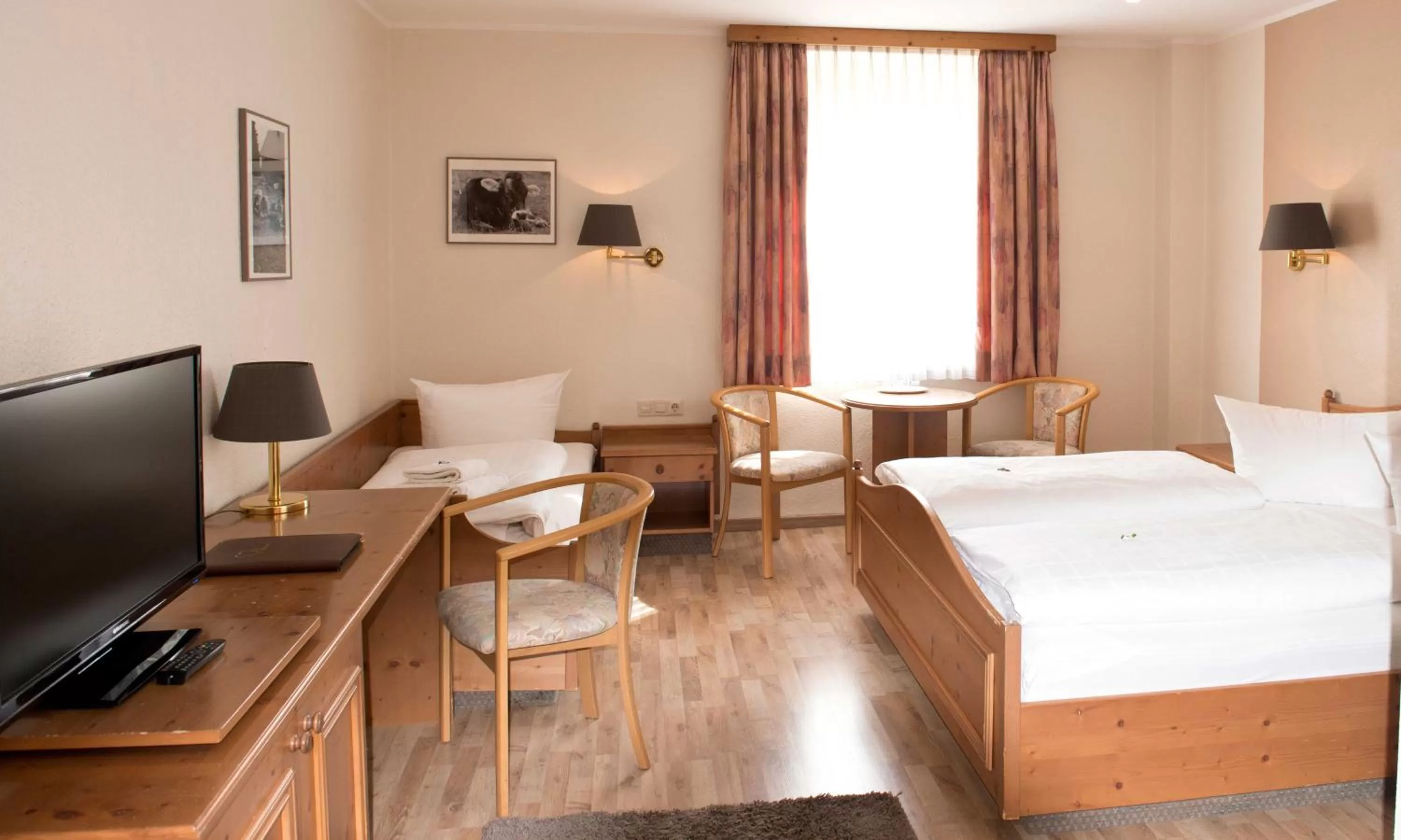 Photo of the whole room, Bed in Hotel Deutsches Haus Anno 1898