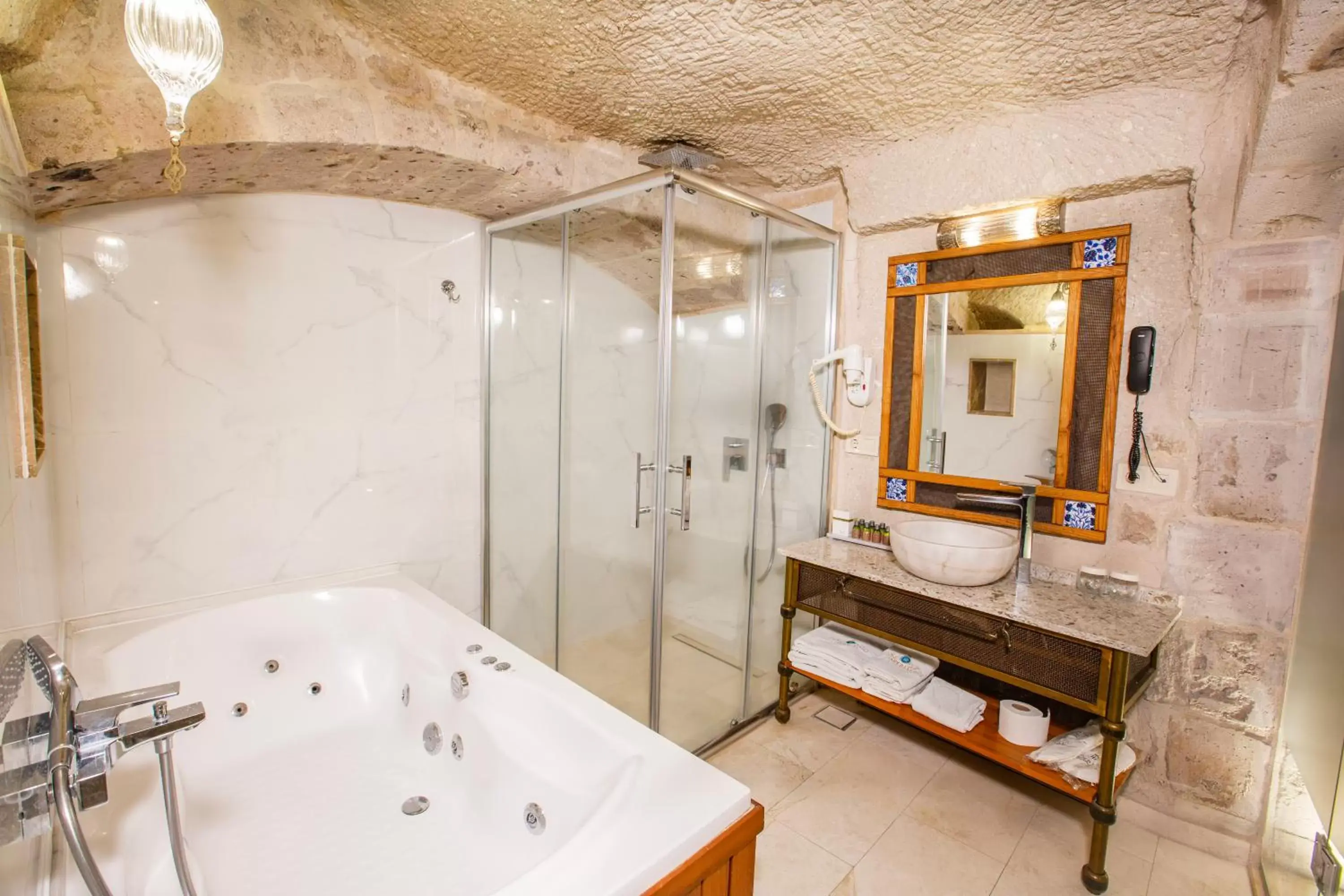 Shower, Bathroom in Imperial Cave Suites & Spa