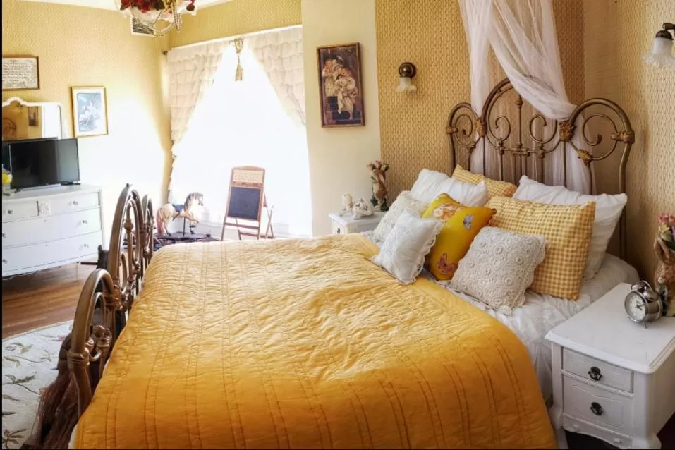 Bedroom, Bed in Chocolate Mansion