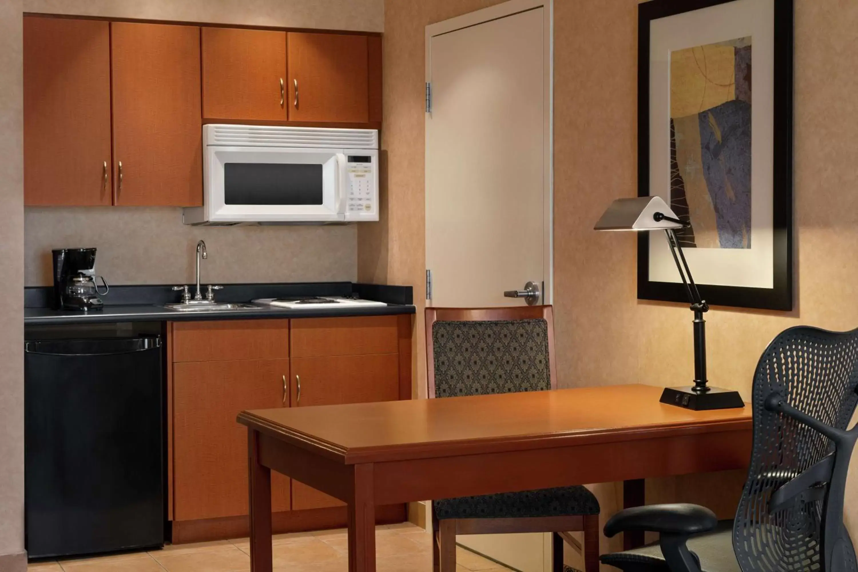 Bedroom, Kitchen/Kitchenette in Hampton Inn & Suites by Hilton Langley-Surrey