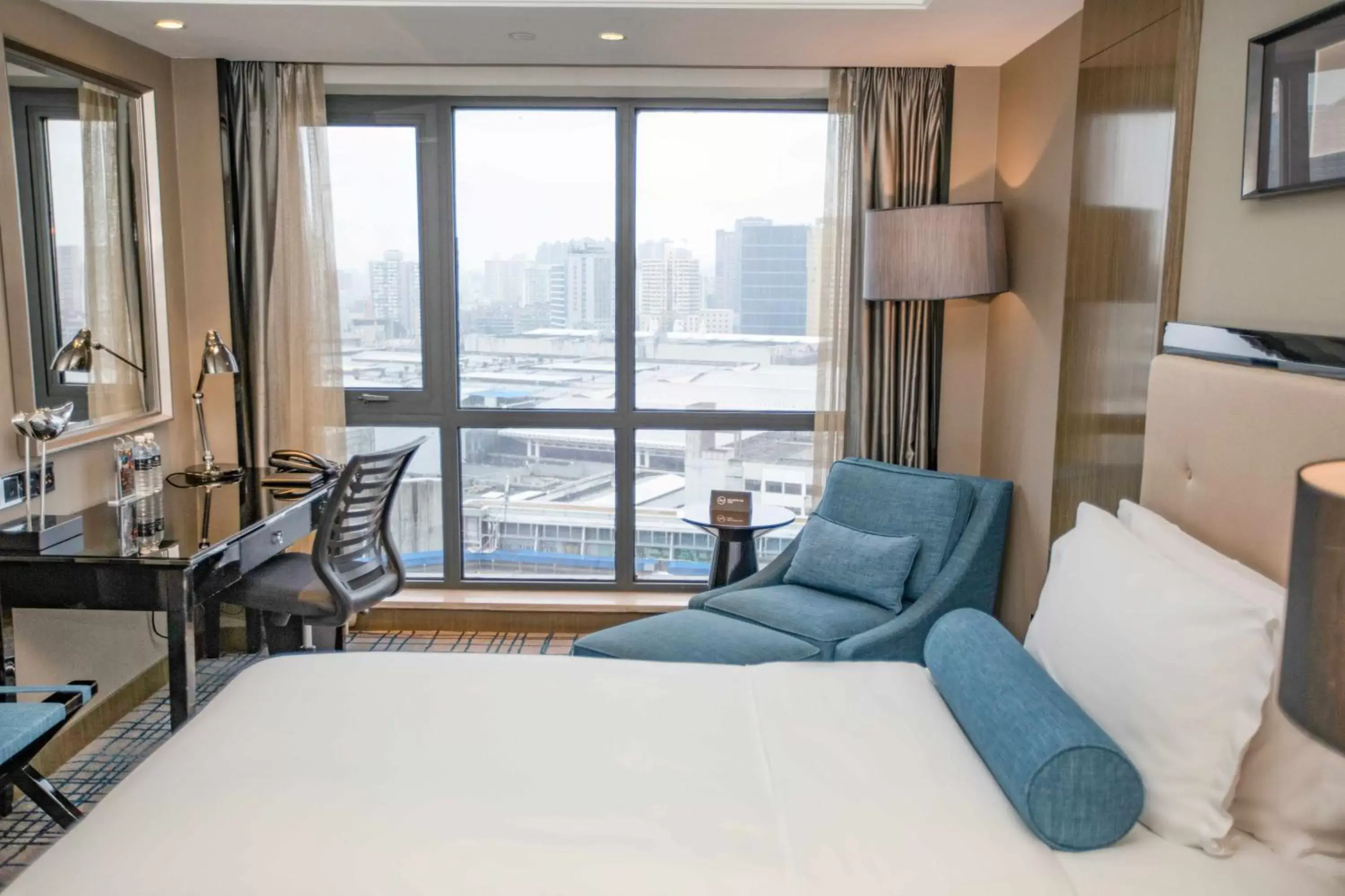 Seating area, Bed in Pullman Shanghai Jingan