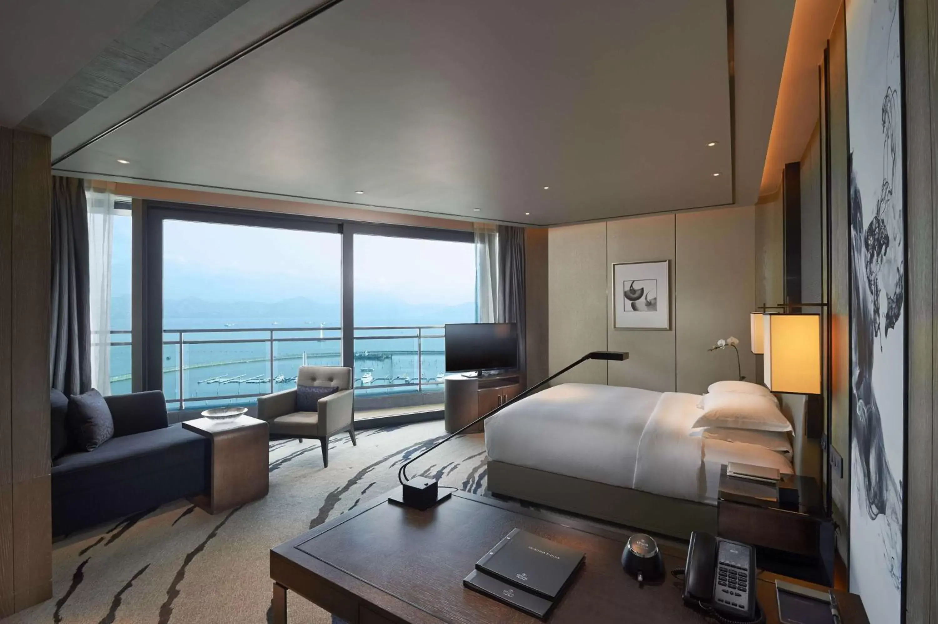 Bed in Hilton Shenzhen Shekou Nanhai