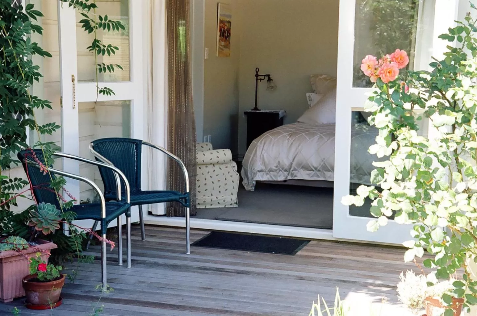 Patio, Bed in Anglesea House Inn