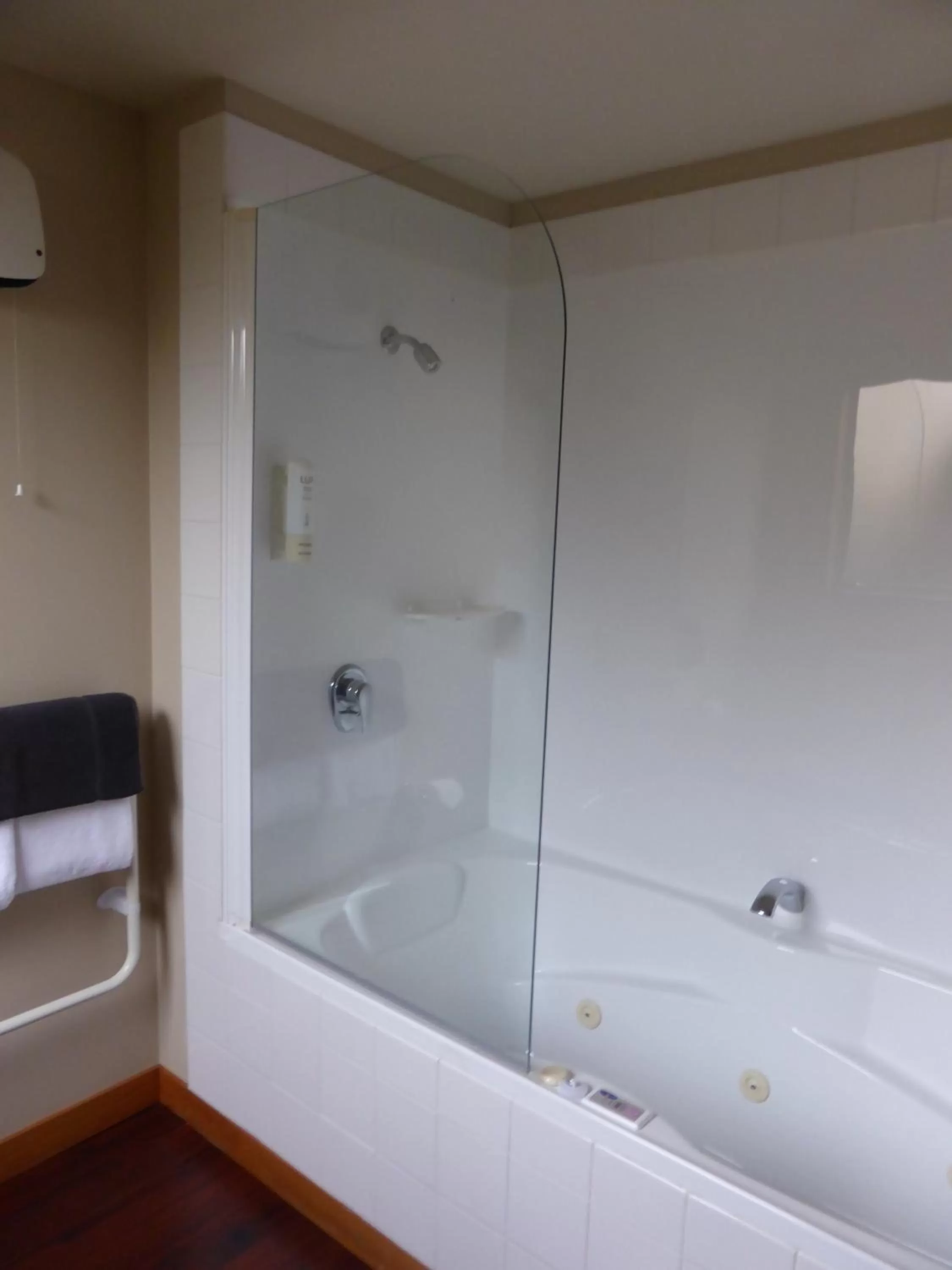 Bathroom in 295 on Tay Motel