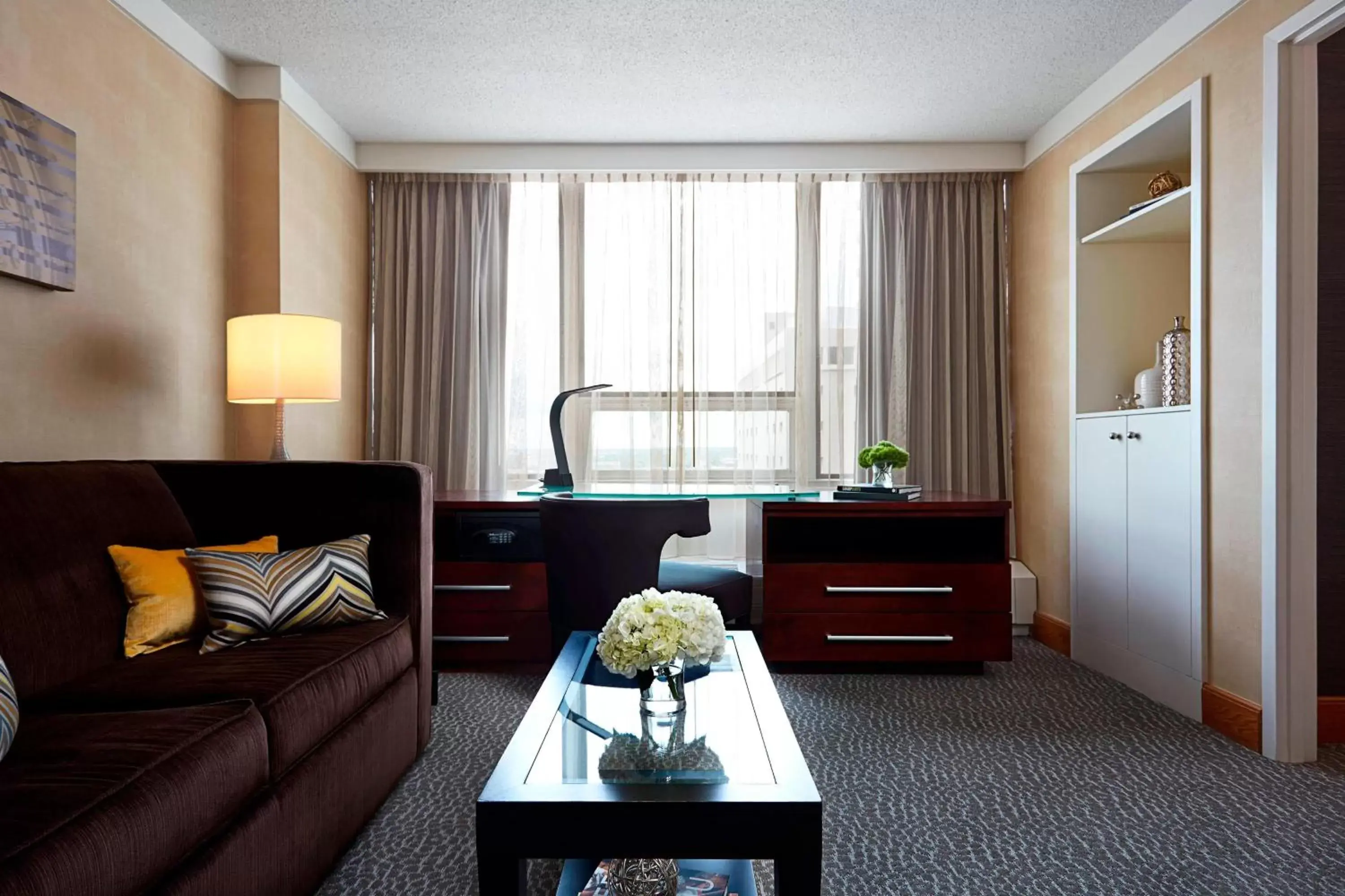 Living room, Seating Area in Renaissance Columbus Downtown Hotel