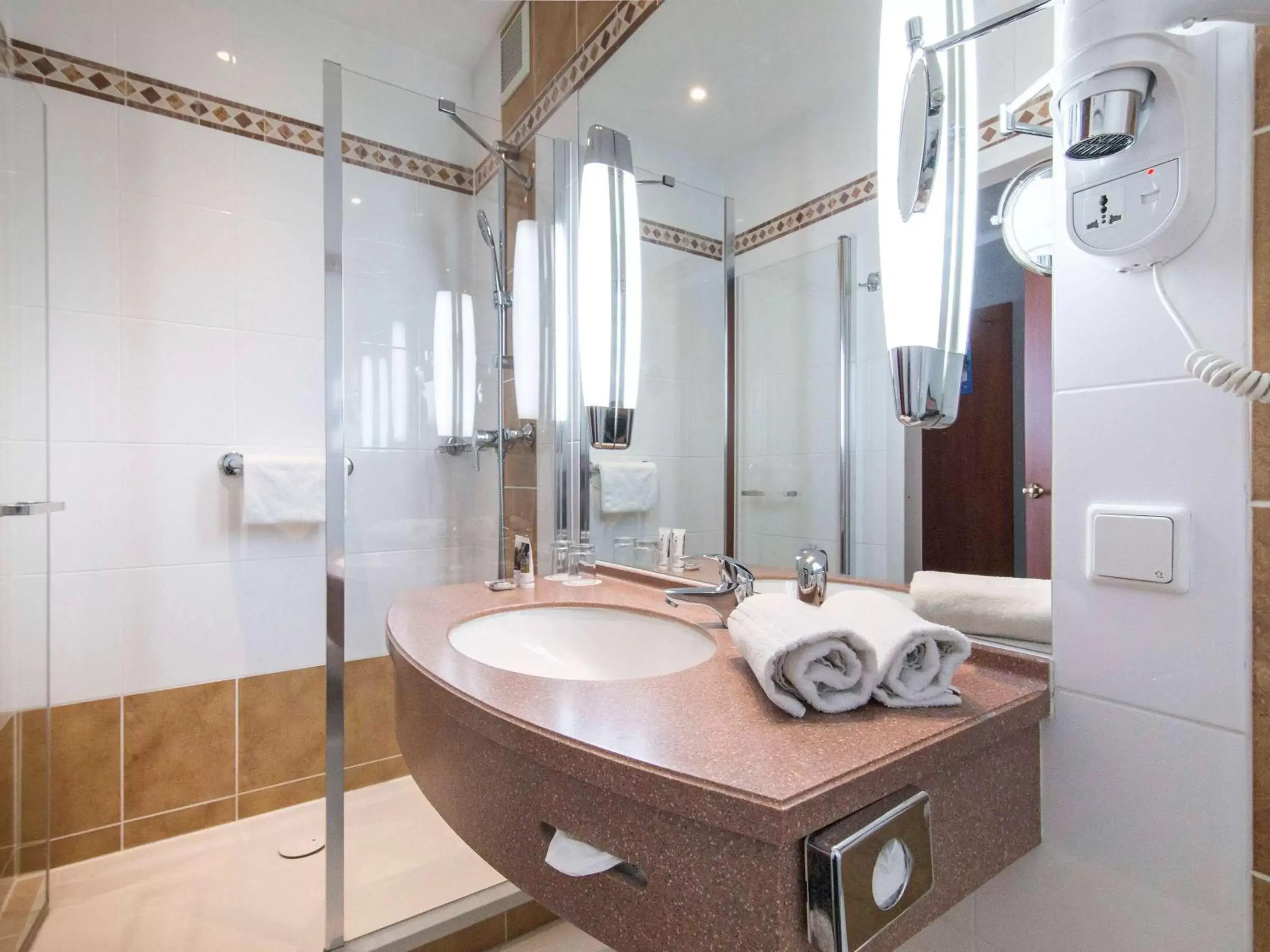 Photo of the whole room, Bathroom in Hotel Mercure Poznań Centrum