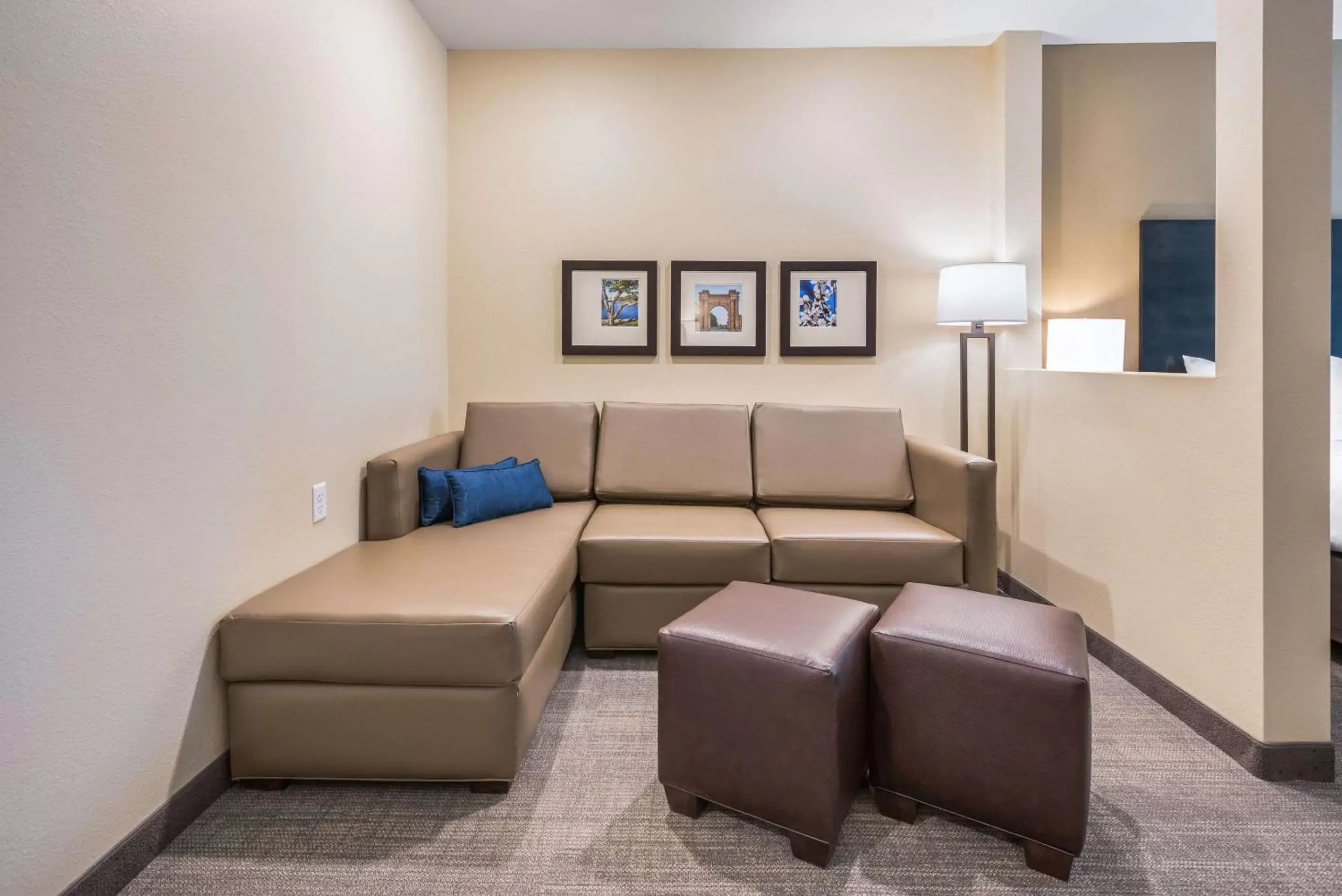 Photo of the whole room, Seating Area in Comfort Suites Marysville Columbus - Northwest