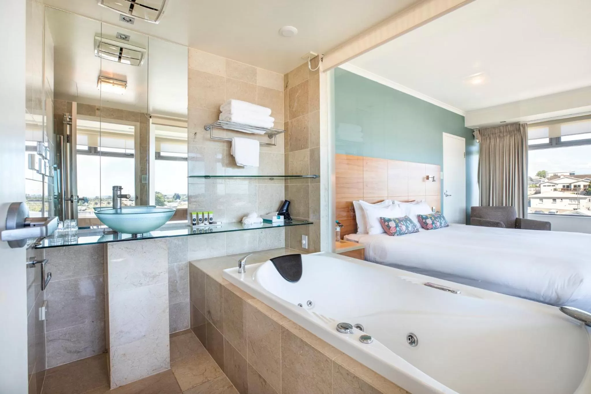 Bath, Bed in Nightelier Devonport Gateway Hotel