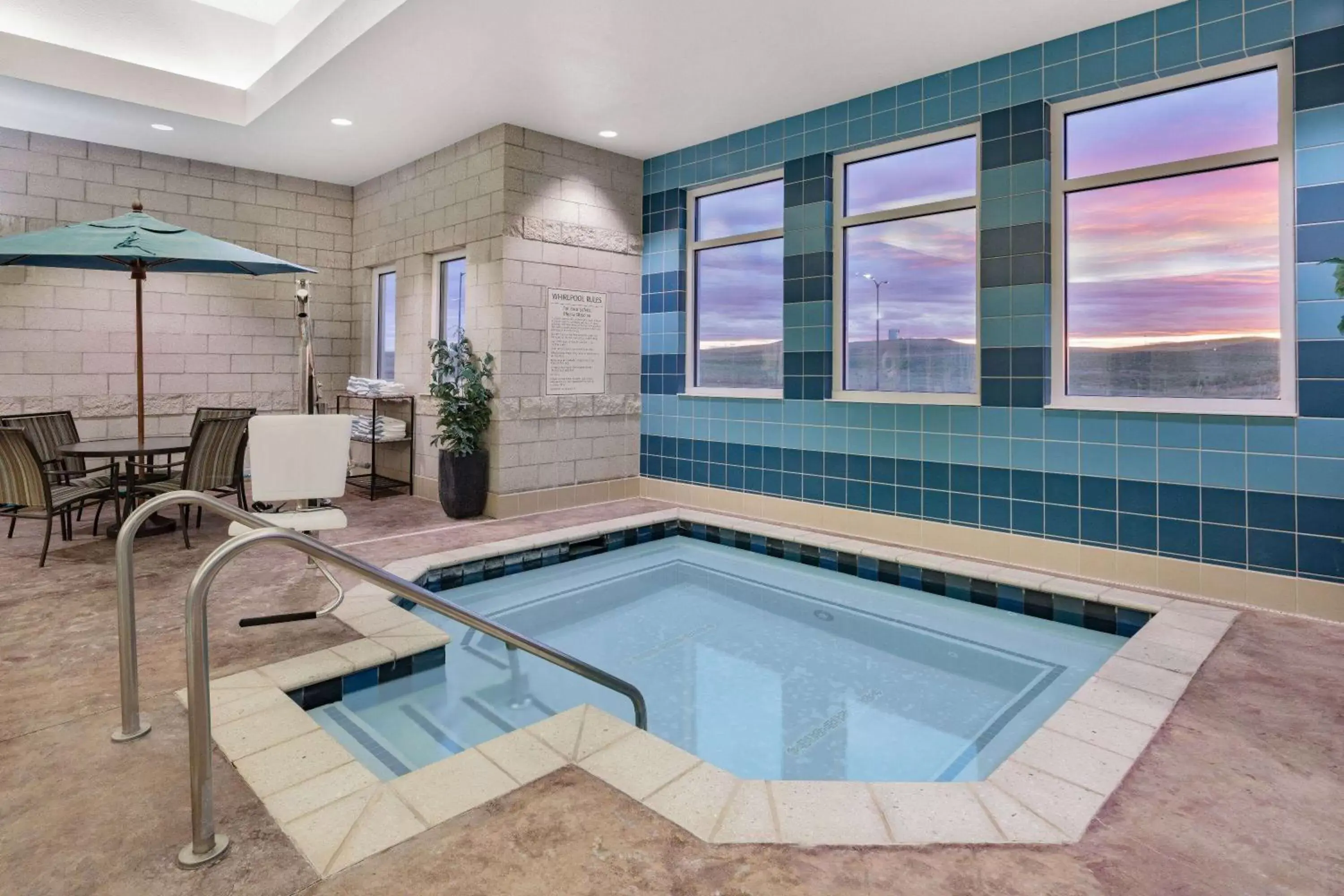 Hot Tub, Swimming Pool in Hawthorn Suites by Wyndham Dickinson