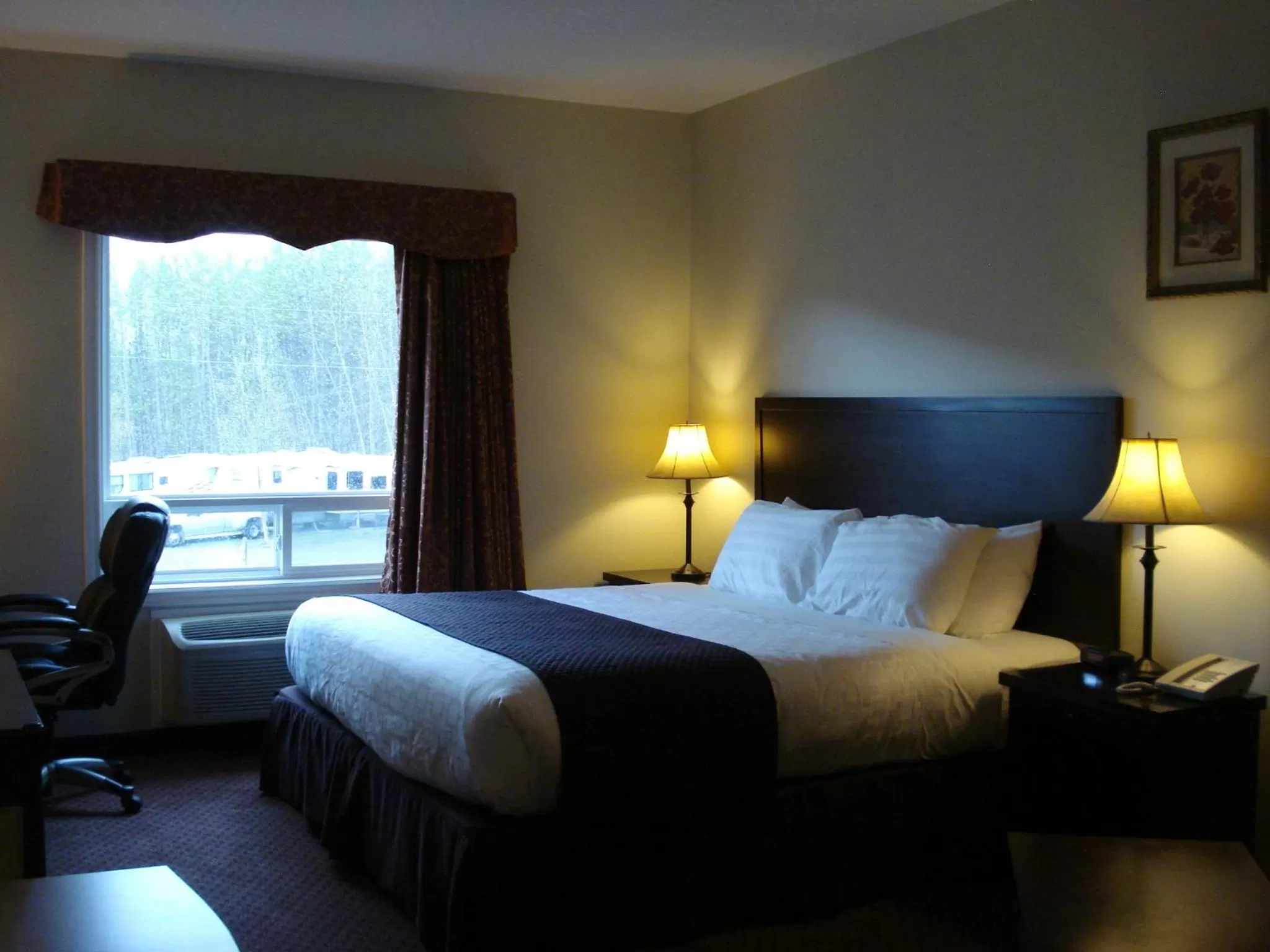 Bed in Days Inn by Wyndham Chetwynd