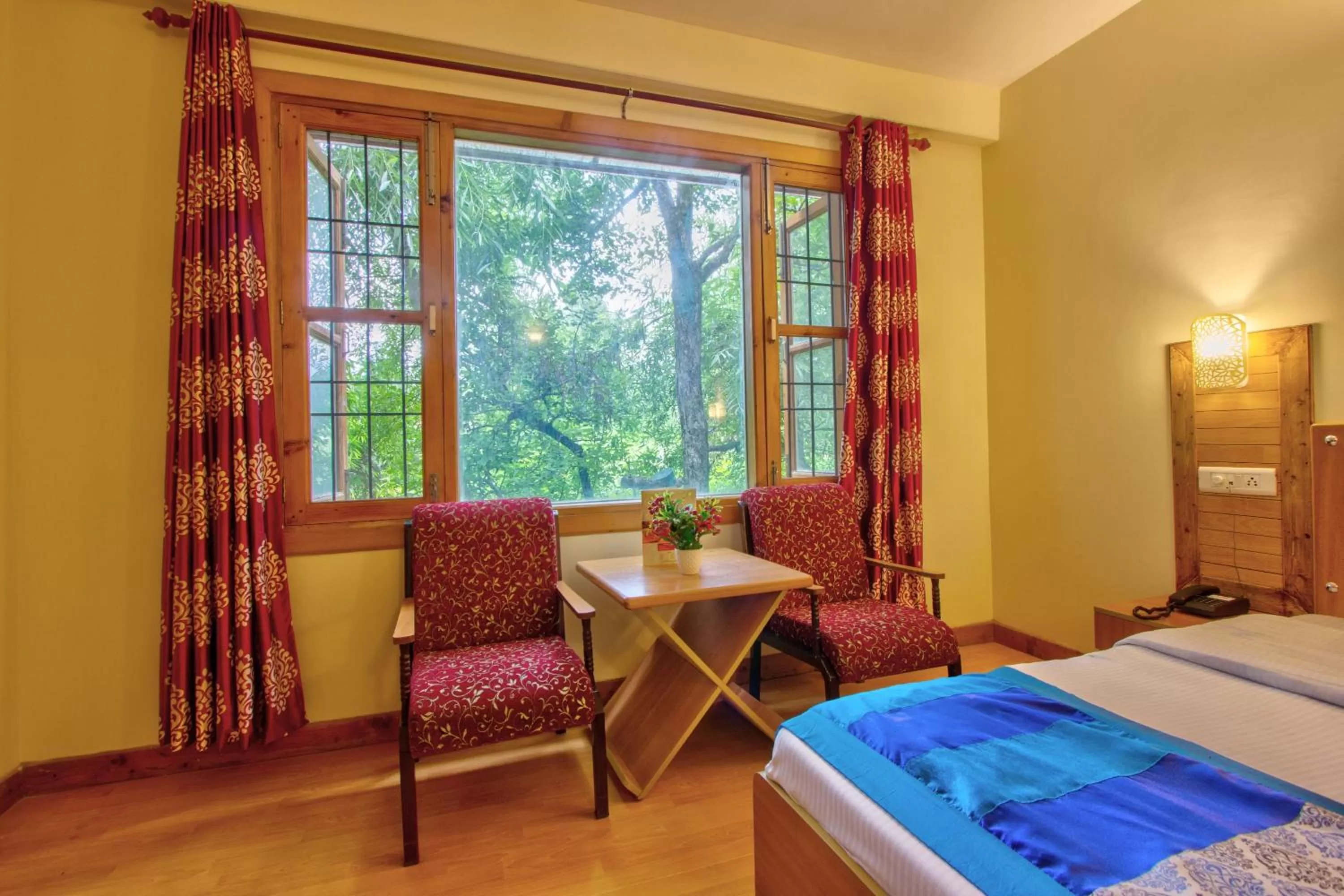 Photo of the whole room, Bed in Woodstock Inn Manali 800 Mtrs from Mall Road