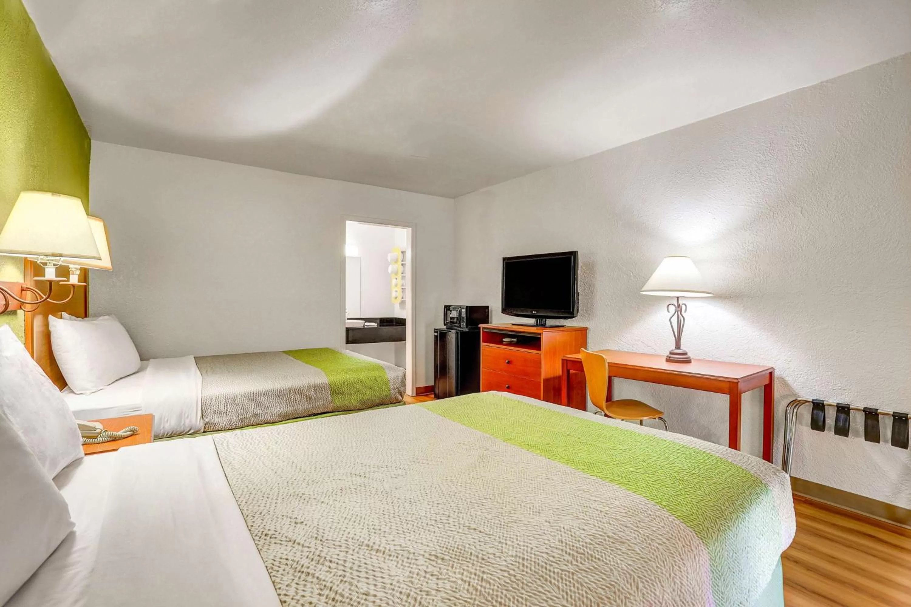 Deluxe Quadruple Room - Non-Smoking in Econo Lodge Sonora