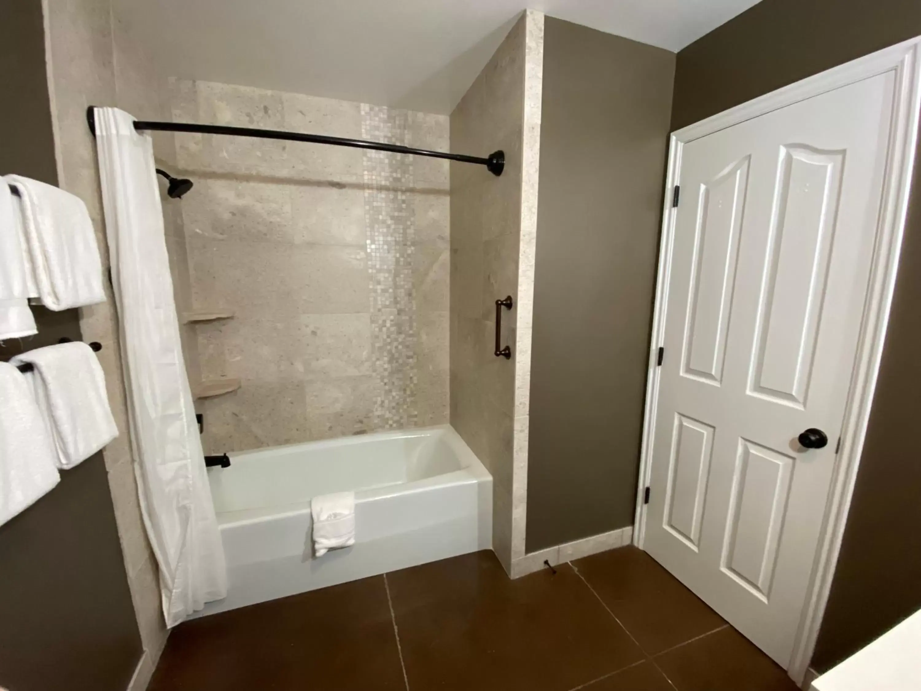 Shower, Bathroom in SkyRidge Inn