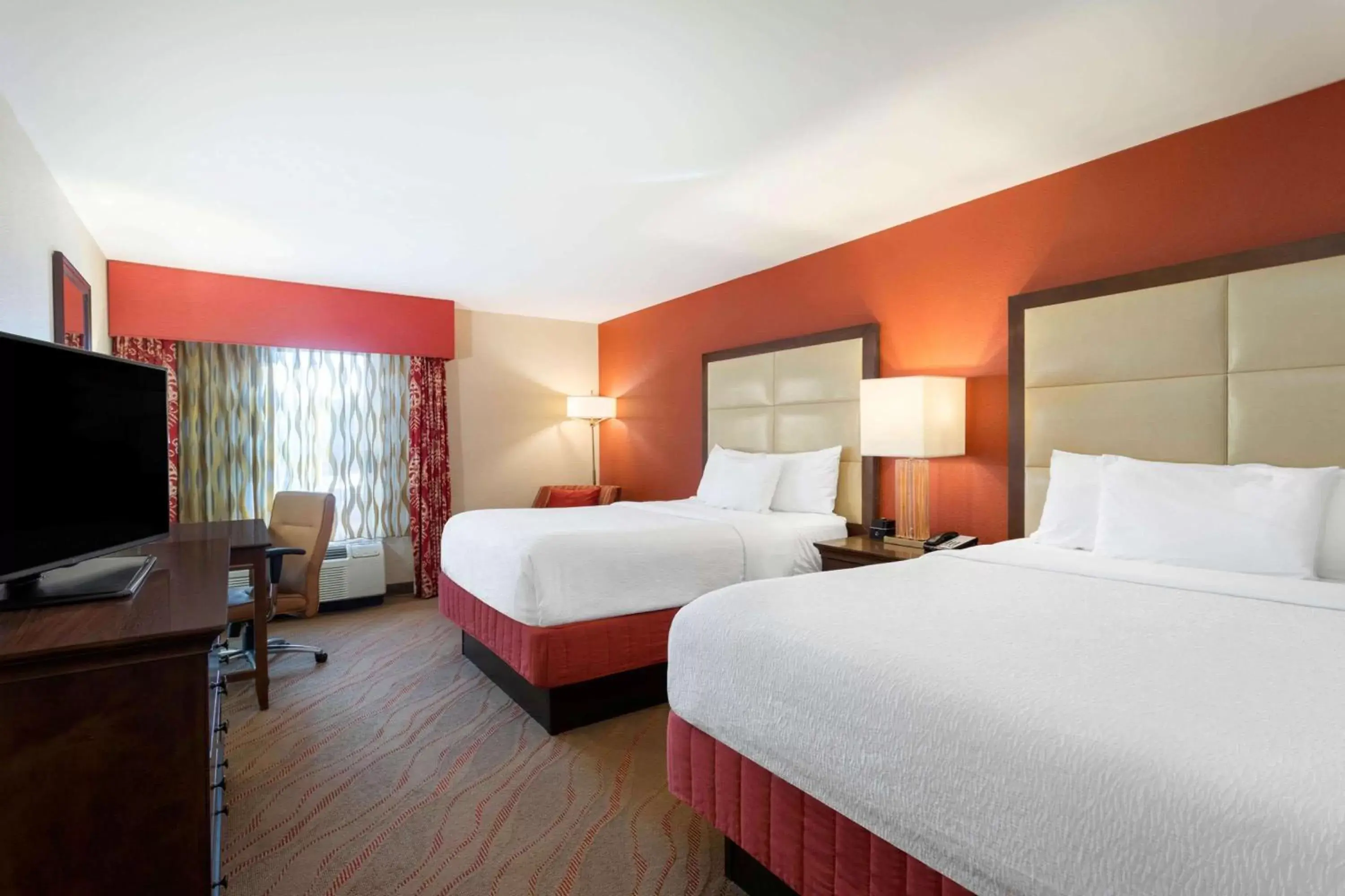 Photo of the whole room, Bed in La Quinta by Wyndham Pigeon Forge