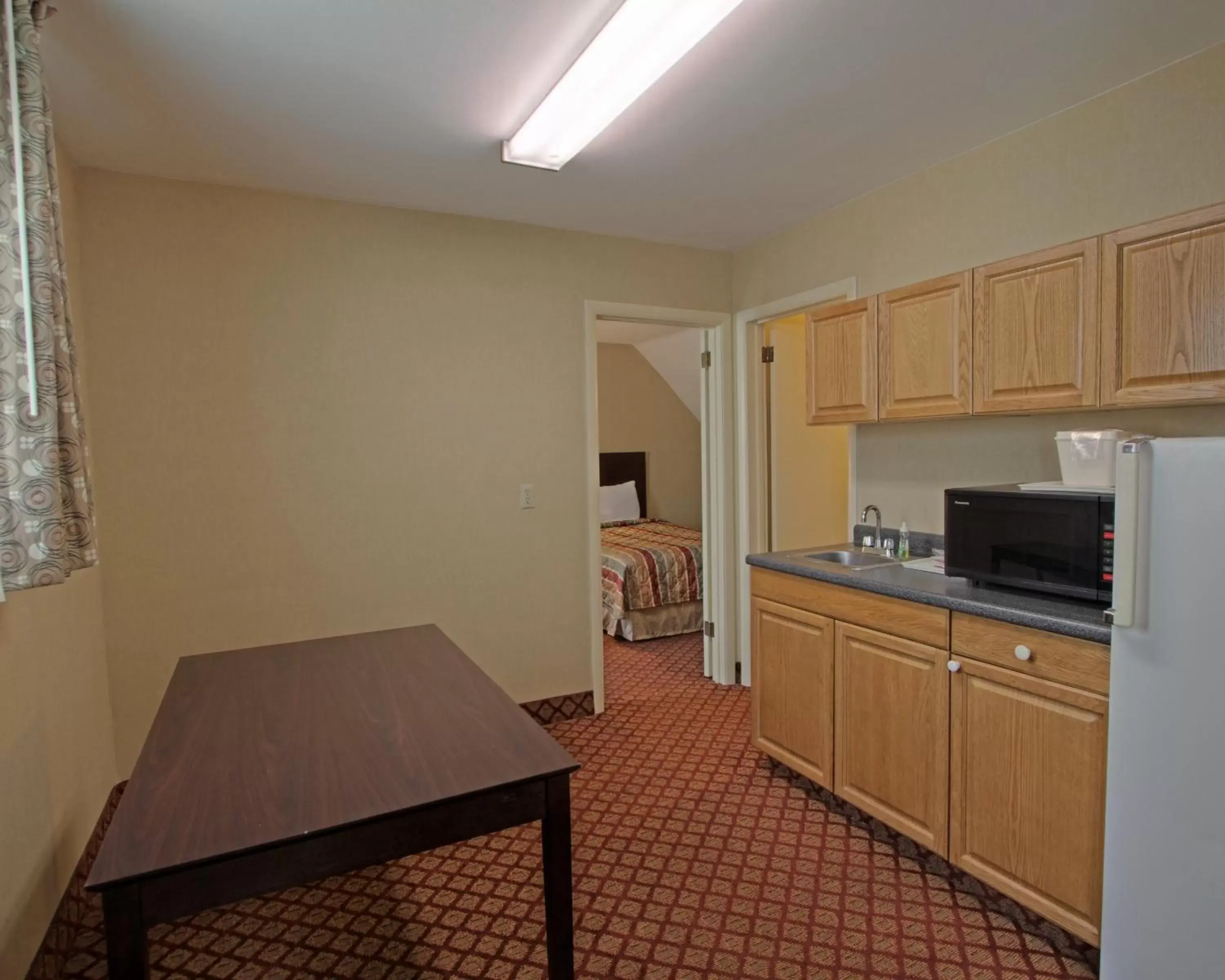 Dining area, Kitchen/Kitchenette in Rodeway Inn & Suites Hershey