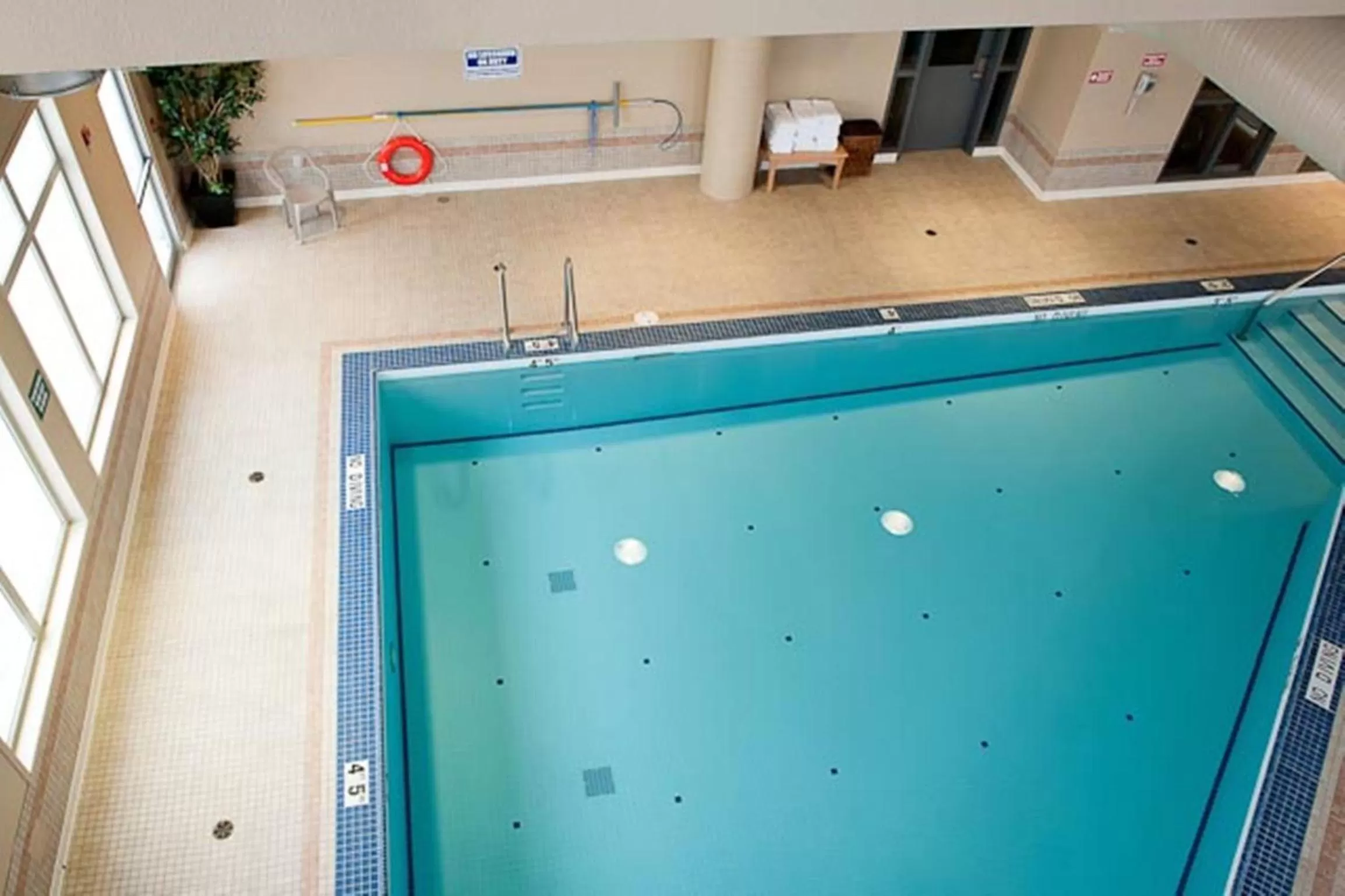 Swimming pool in Paradise Inn and Suites