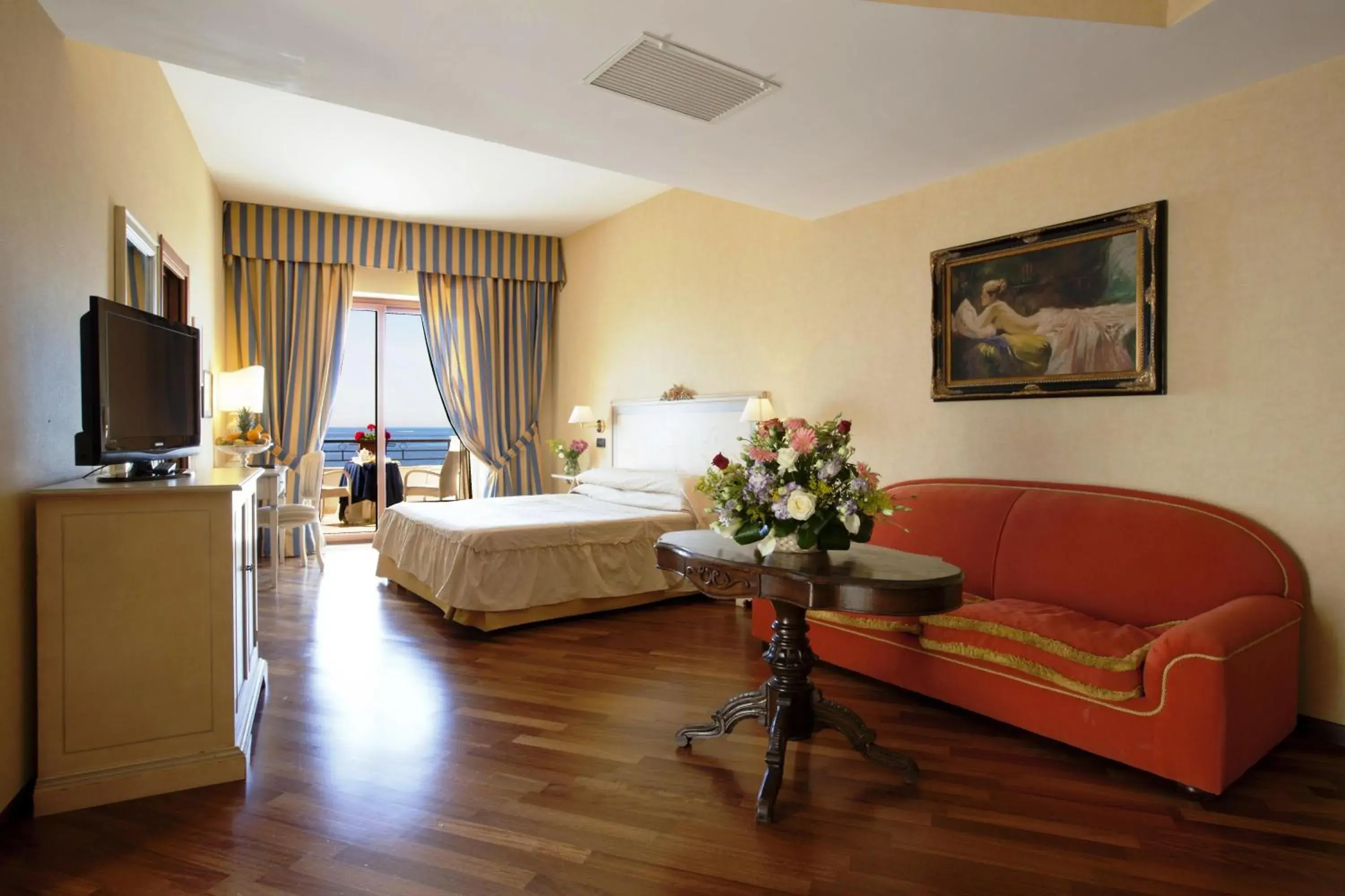 Photo of the whole room in Punta Campanella Resort & Spa