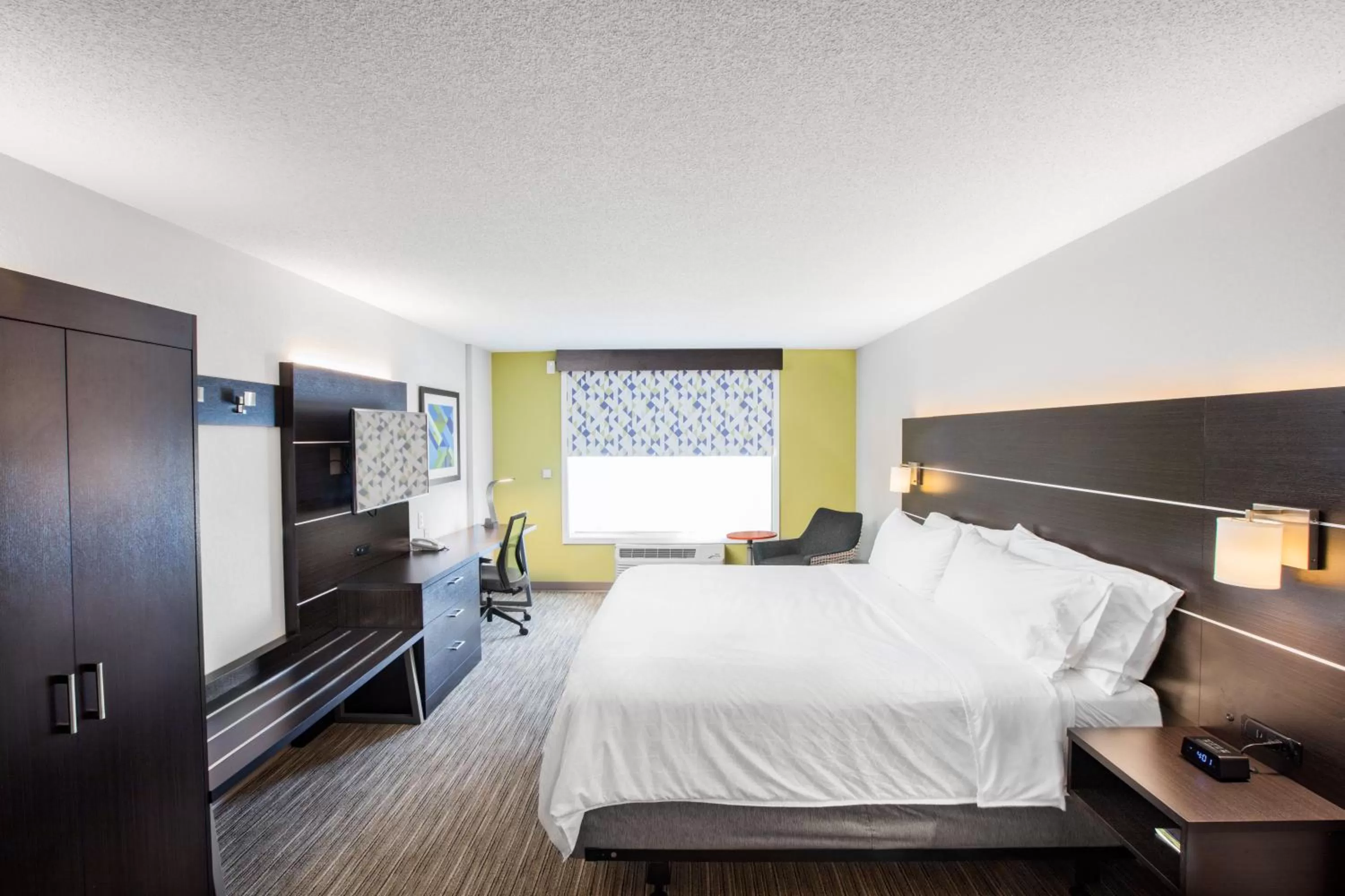 Photo of the whole room, Bed in Holiday Inn Express Hotel & Suites Altoona-Des Moines by IHG