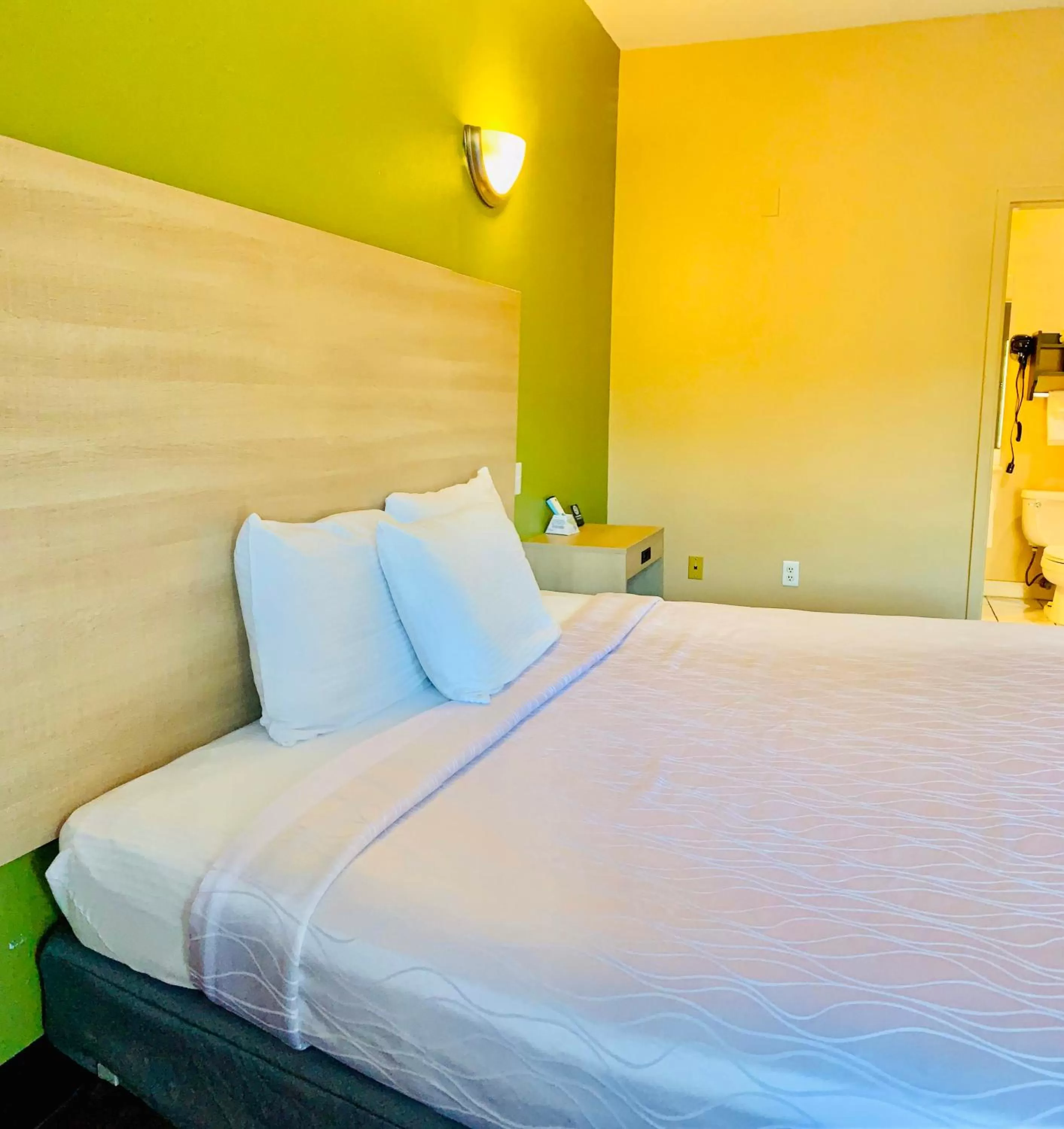 Bed in Weston Inn & Suites