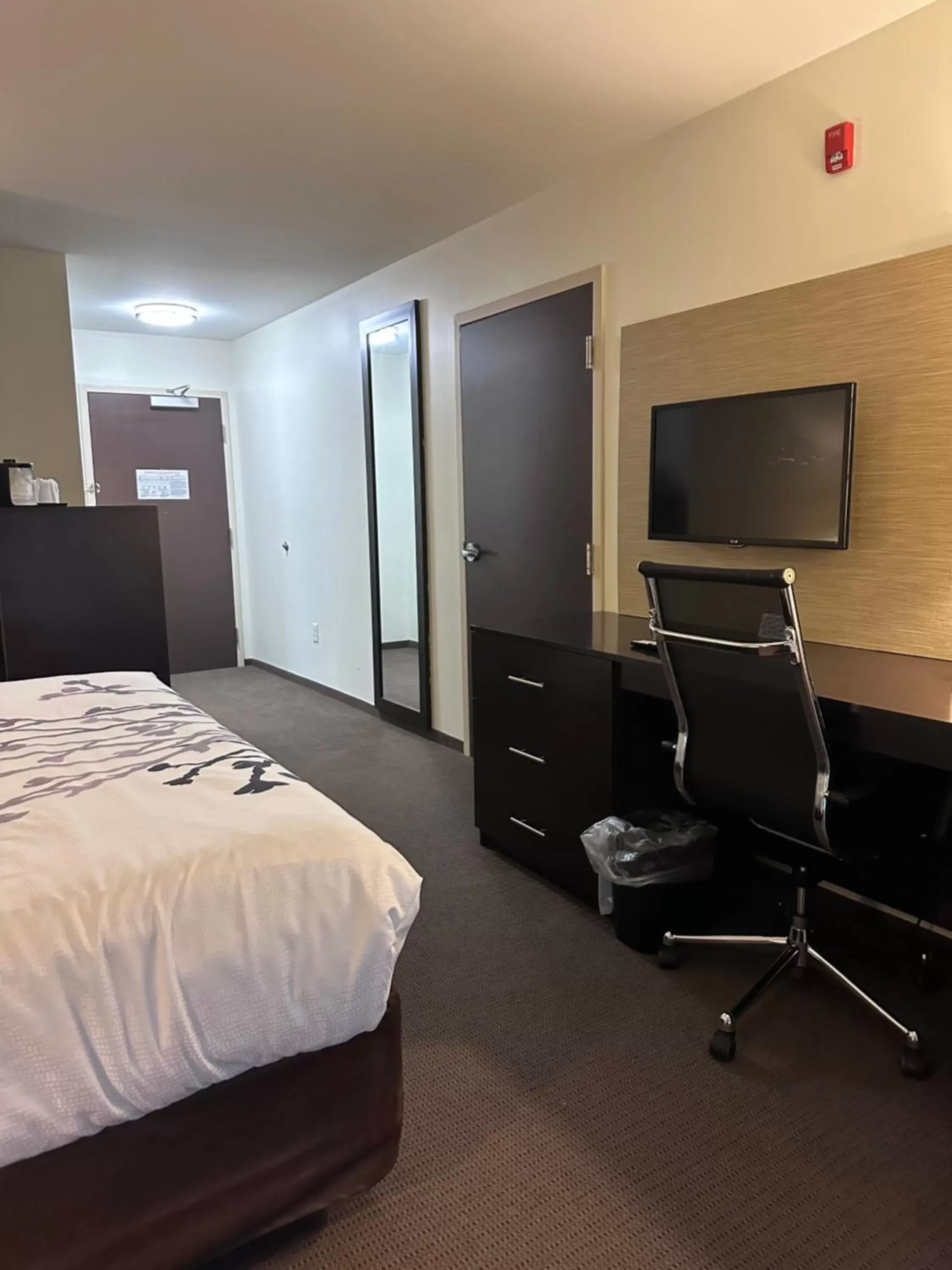 Bedroom, TV/Entertainment Center in Sleep Inn & Suites Gulfport