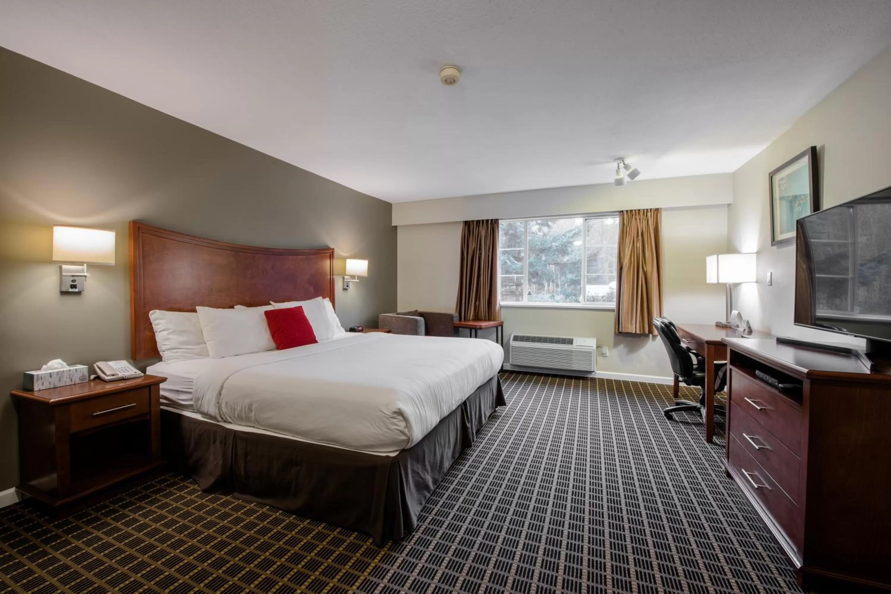 Deluxe King Room in Gibsons Garden Hotel