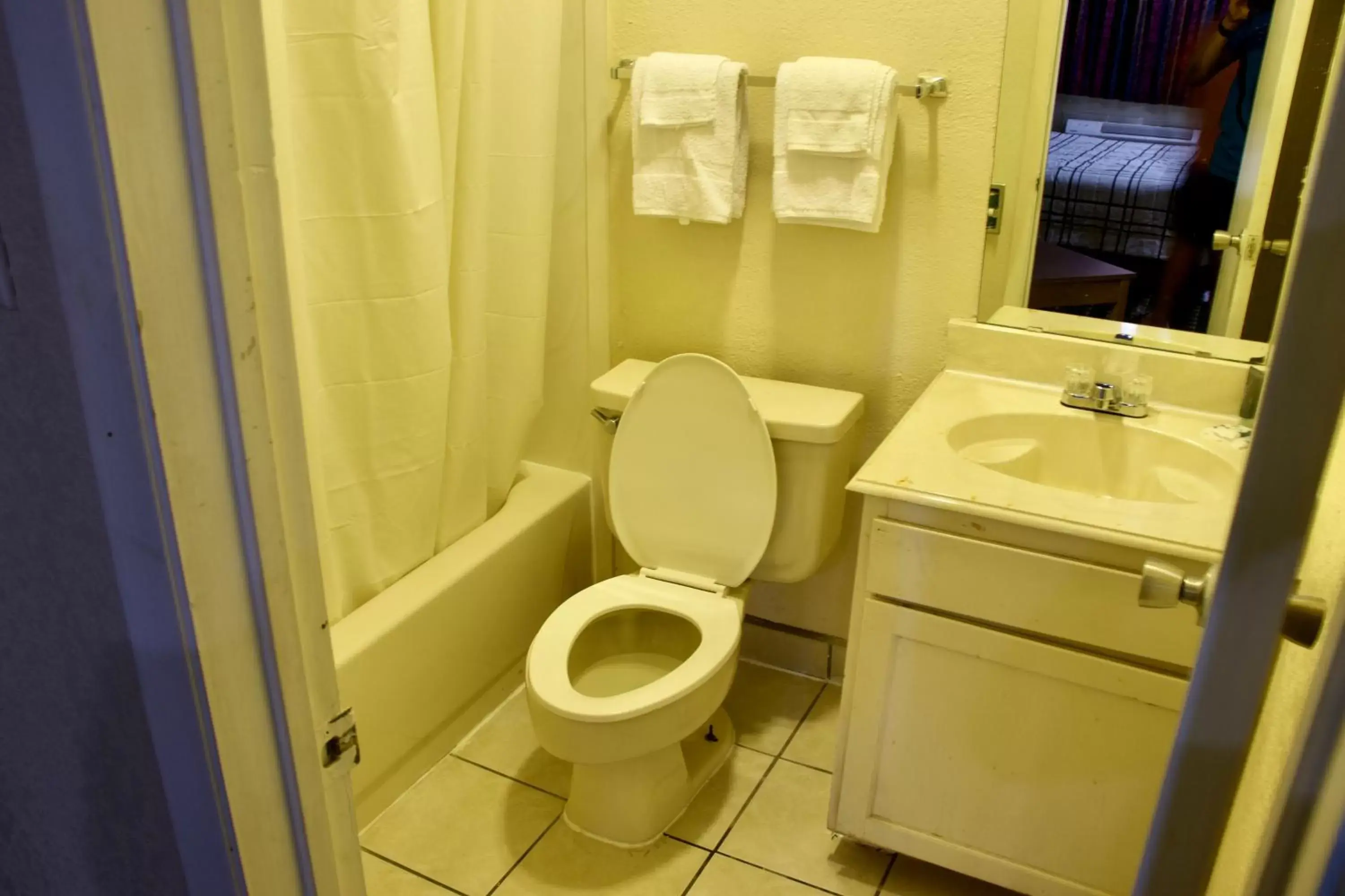 Bathroom in Executive Inn of Arlington, Near AT&T Stadium