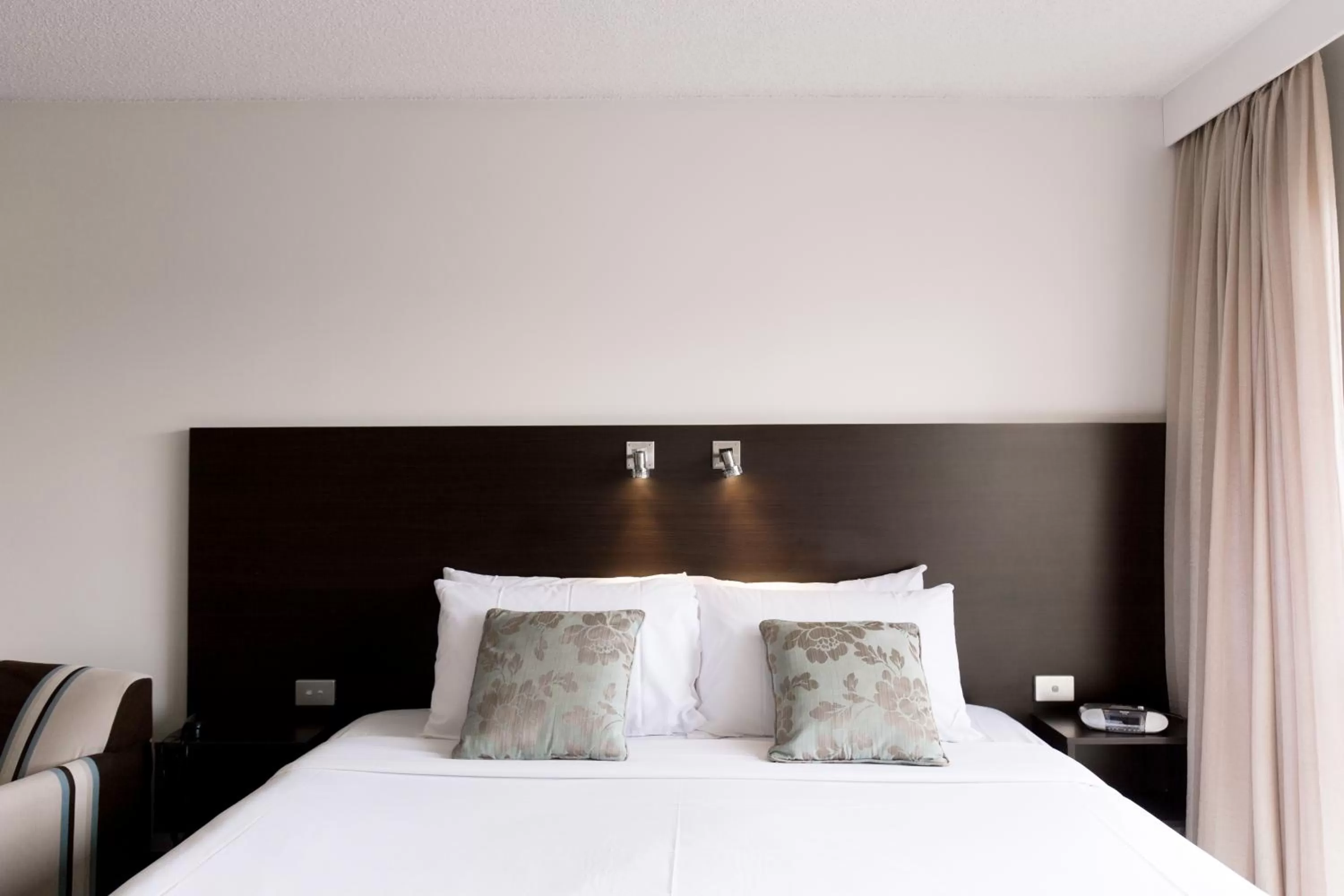 Bedroom, Bed in St Ives Apartments