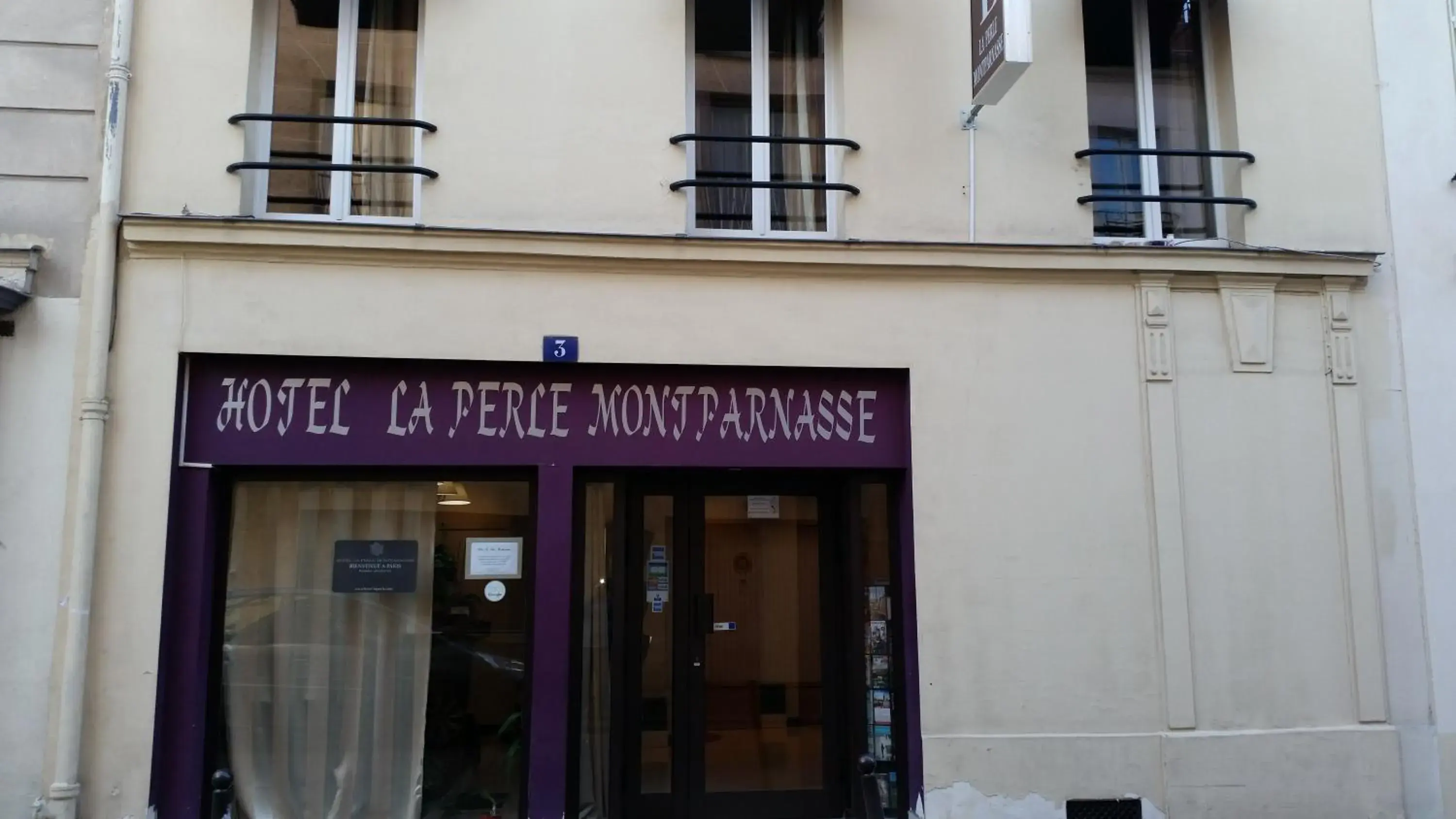 Facade/entrance in Hotel la Perle Montparnasse