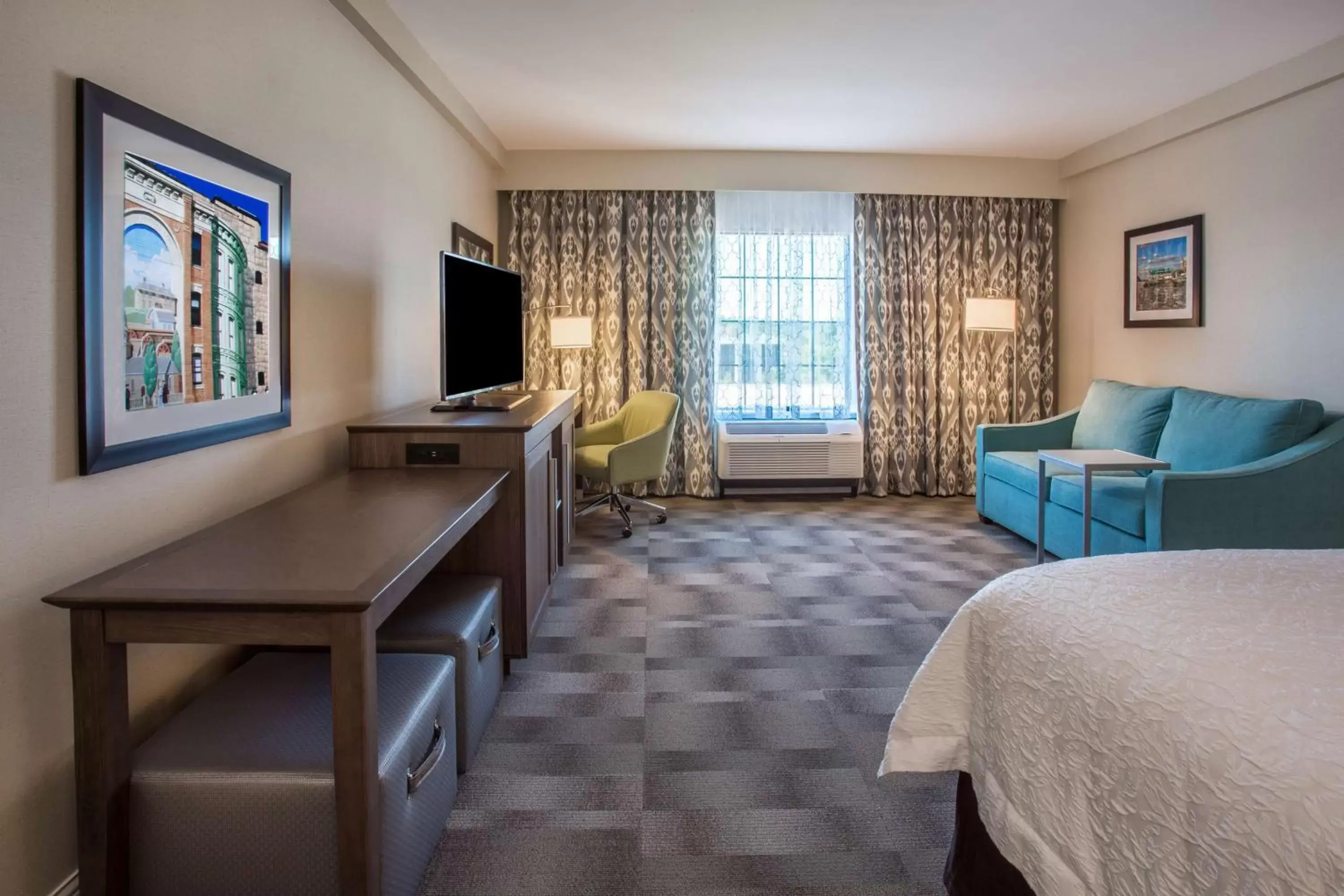 Bed, Seating Area in Hampton Inn & Suites Yonkers - Westchester