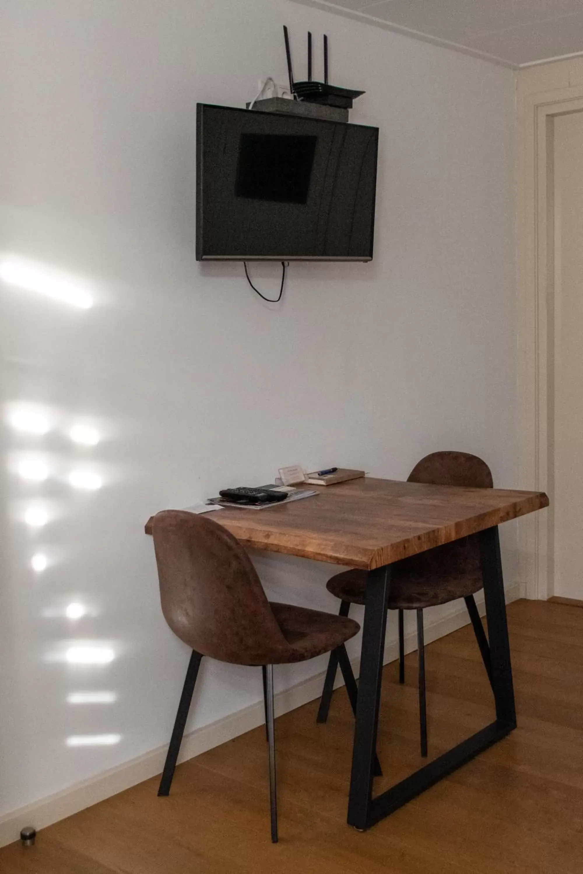 Dining area, TV/Entertainment Center in B&B De Hazelaardij