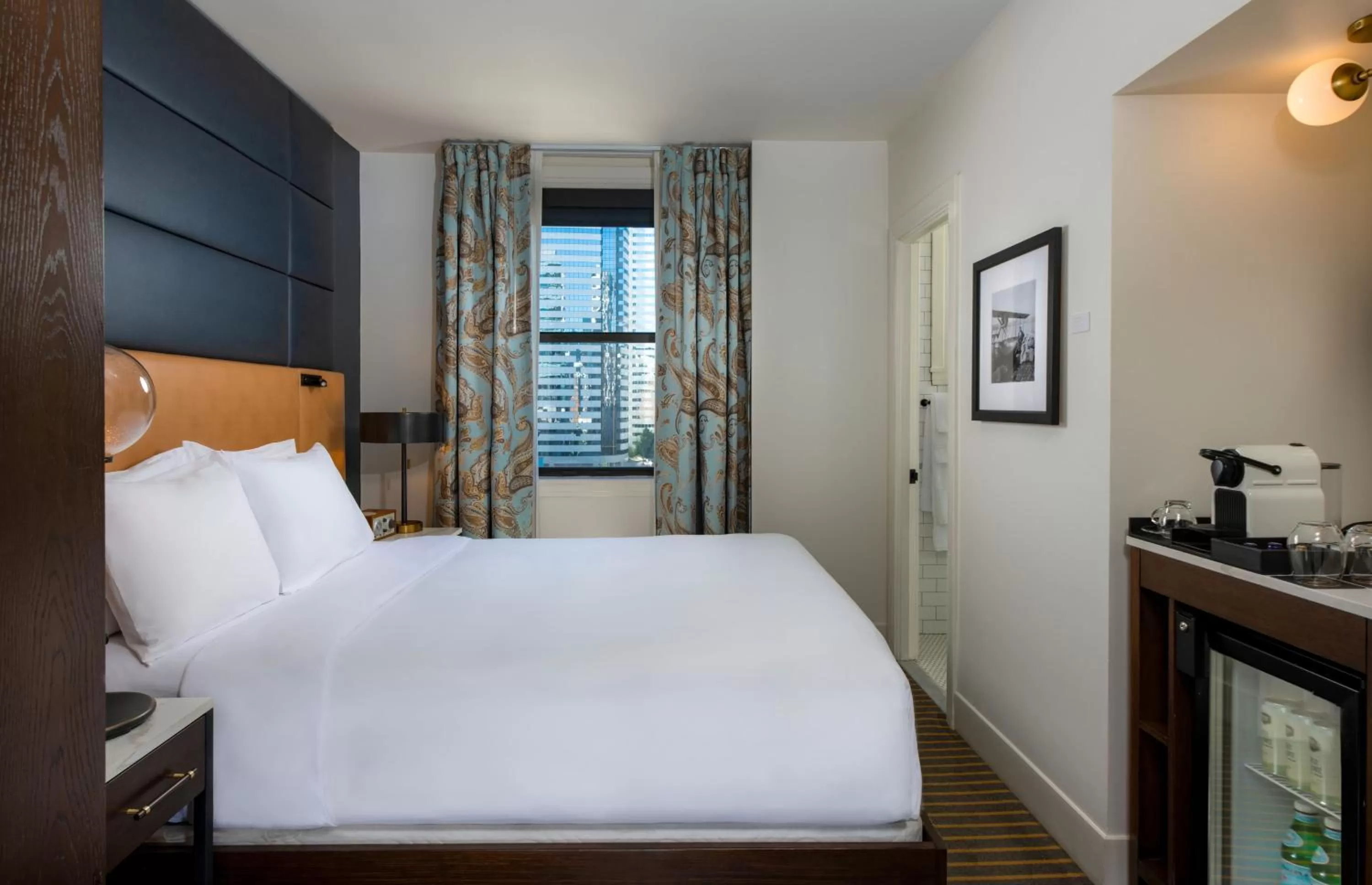 Deluxe Queen Room in Hotel Theodore Seattle Downtown, Tapestry by Hilton