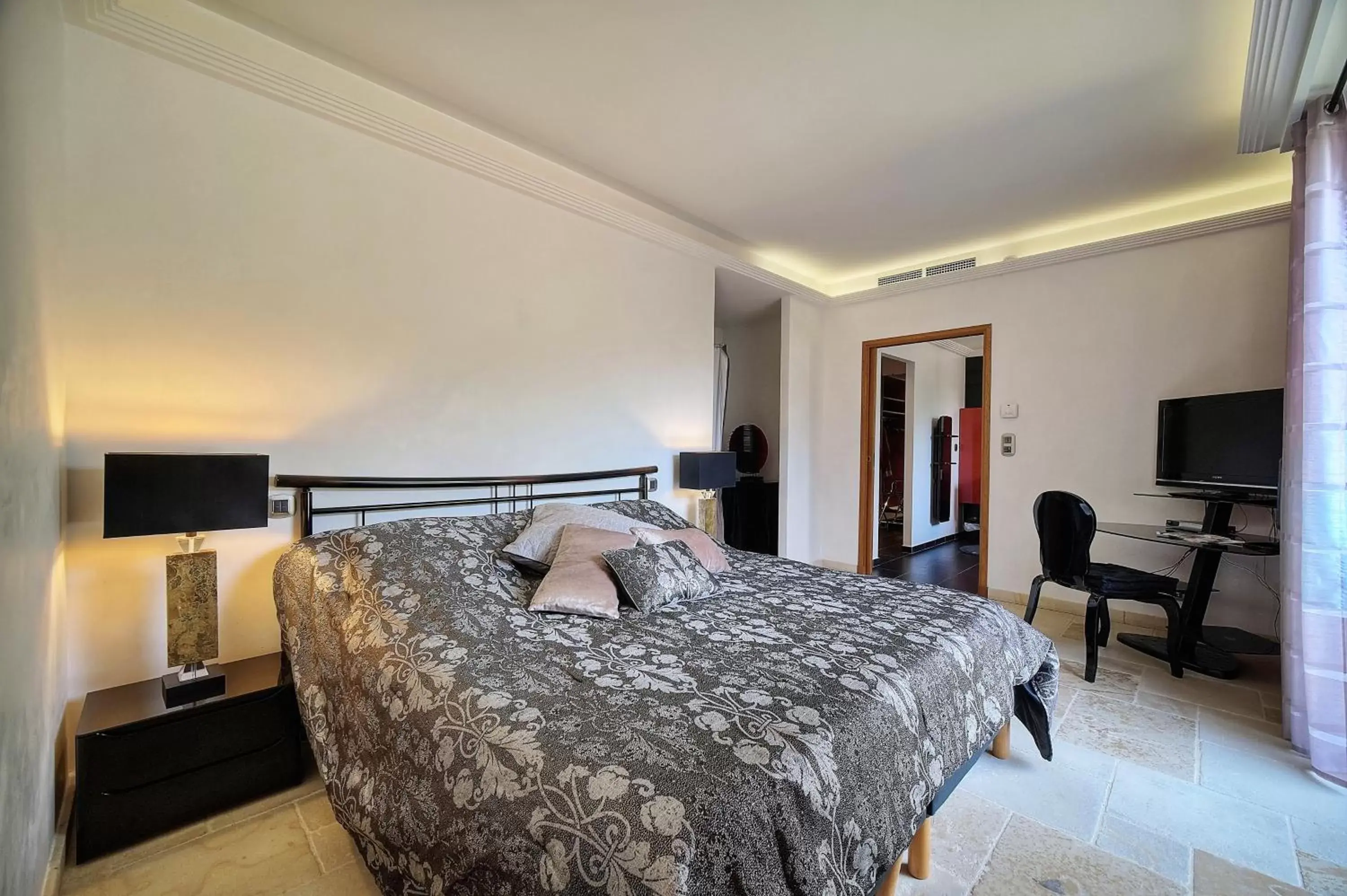 Bed in Chambre d'hôte "HAVRE DE PAIX" Prestige jacuzzi, hammam, sauna, PISCINE Mougins Cannes Grasse