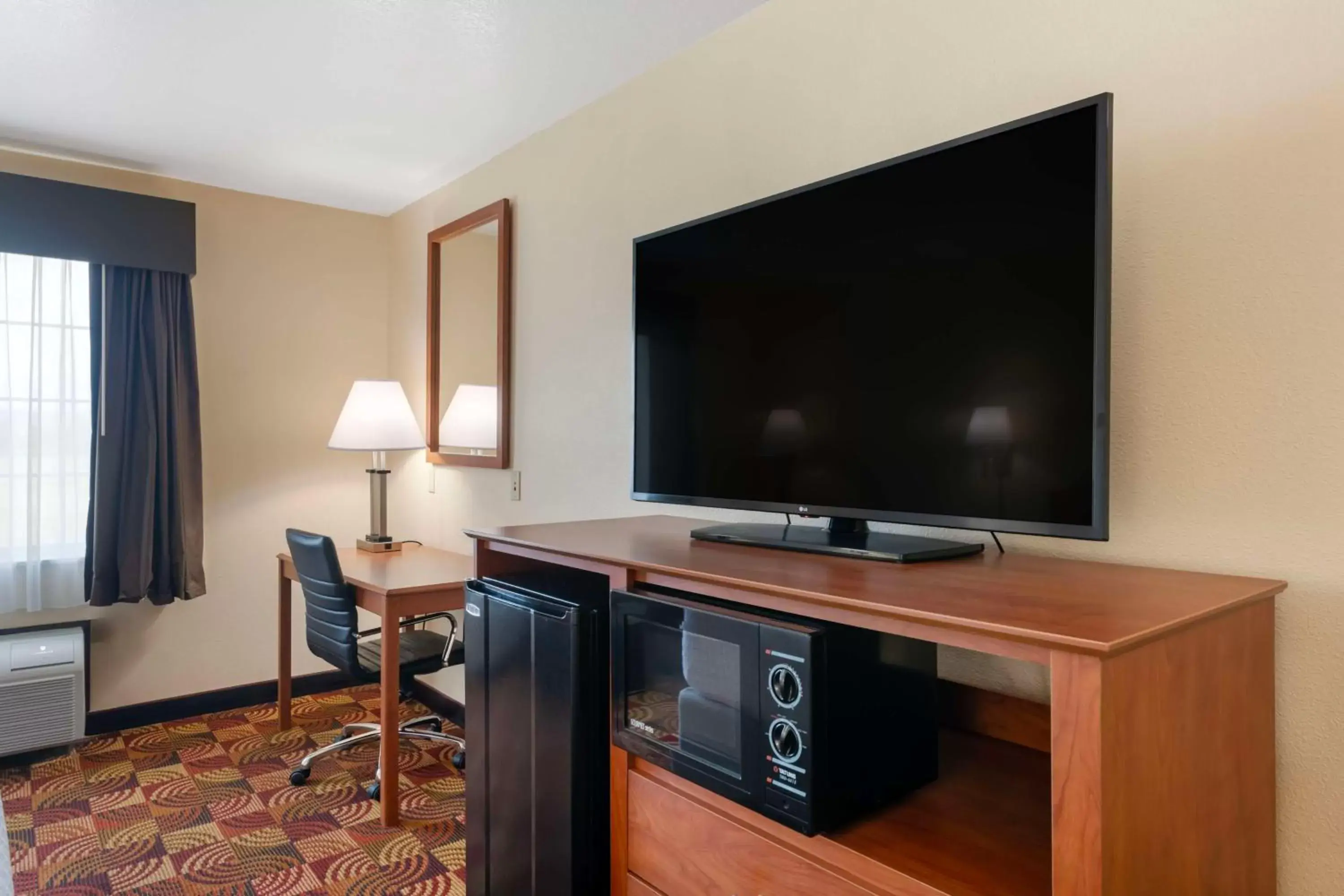 Bedroom, TV/Entertainment Center in Best Western Laramie Inn & Suites