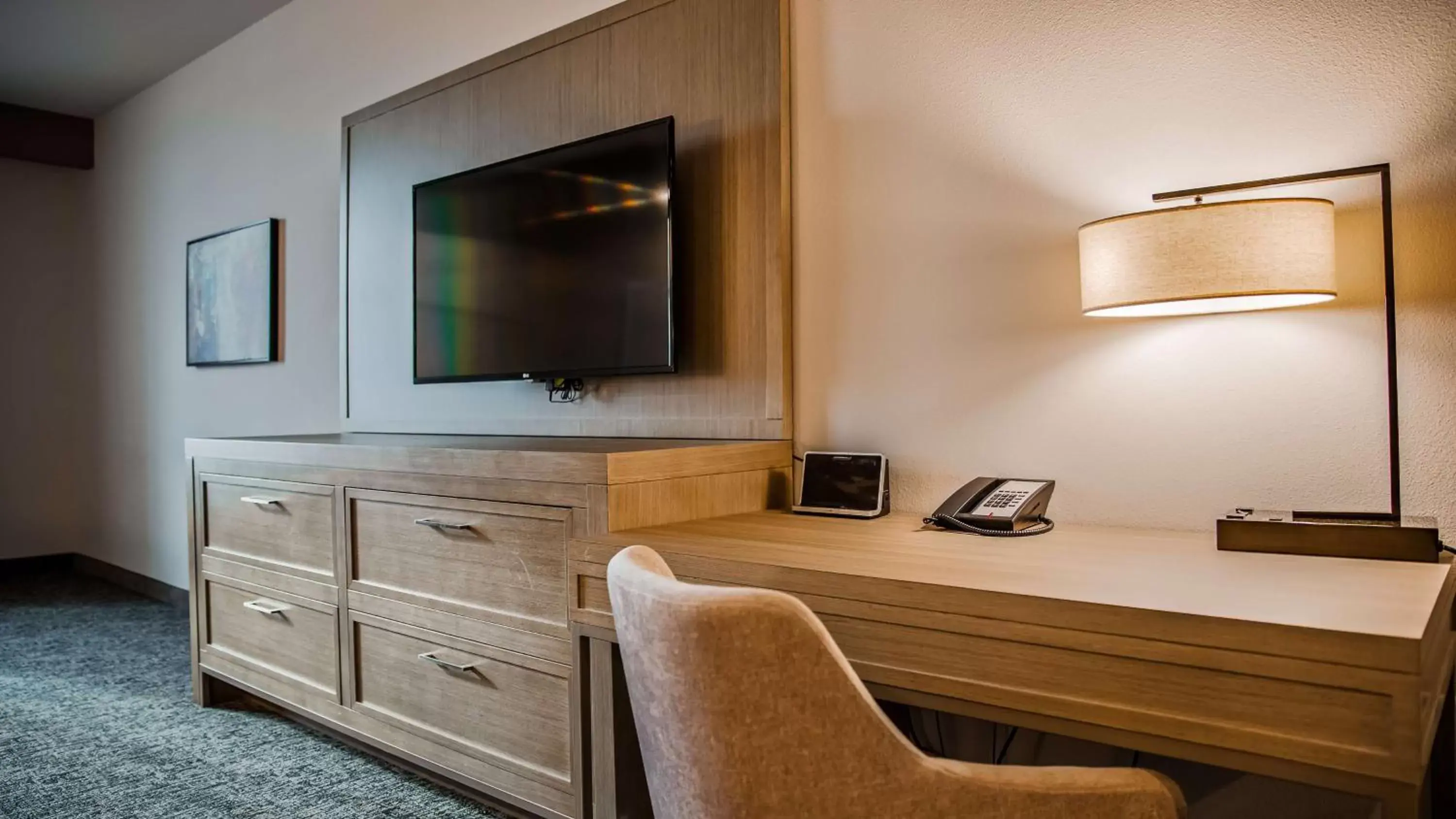 Photo of the whole room, TV/Entertainment Center in Best Western Premier Energy Corridor