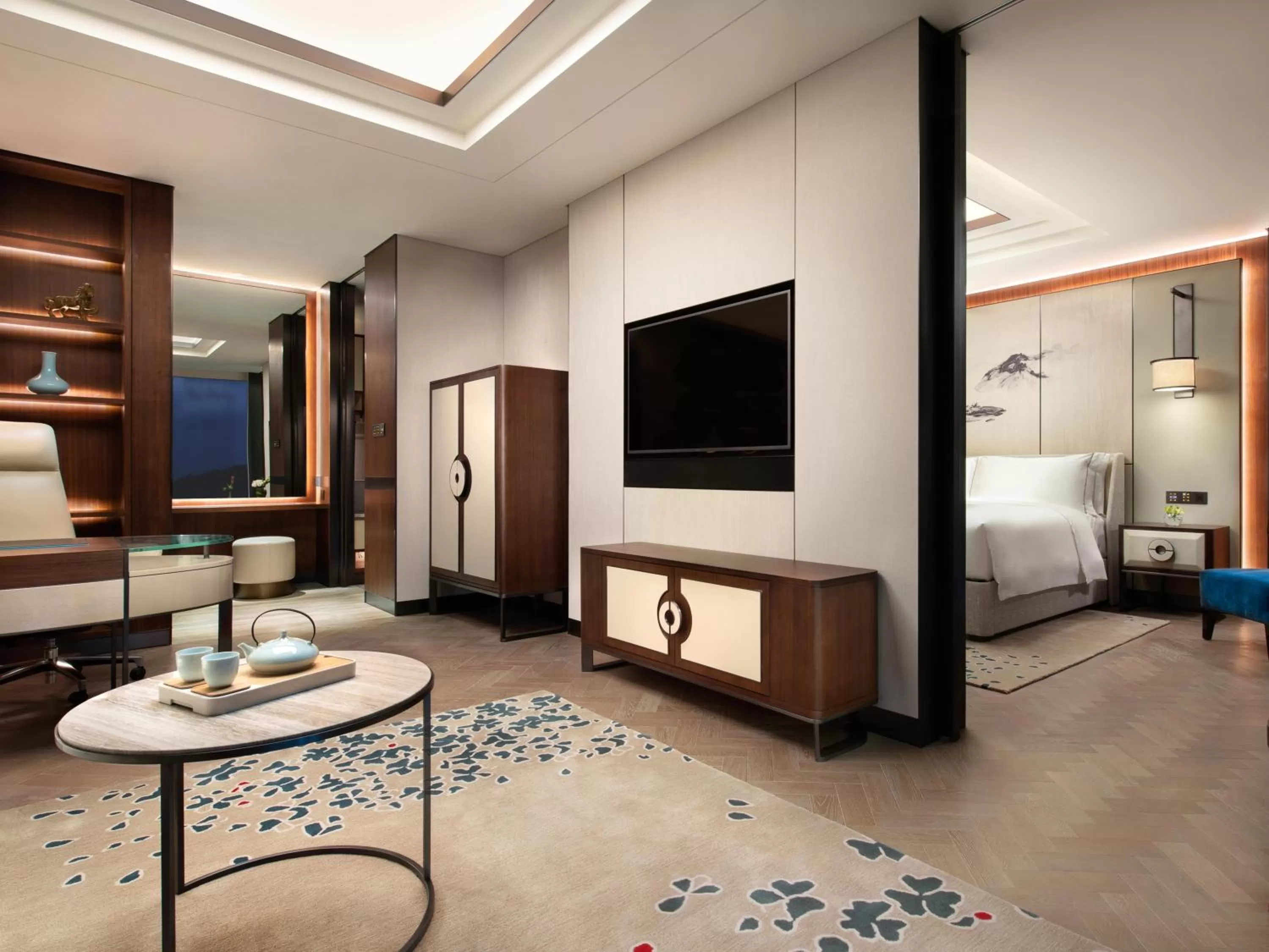 Living room, Bed in Raffles Shenzhen, Situated in the heart of One Shenzhen Bay, Book Now to Enjoy Free Minibar and Happy Hour Privileges at Long Bar on 71F