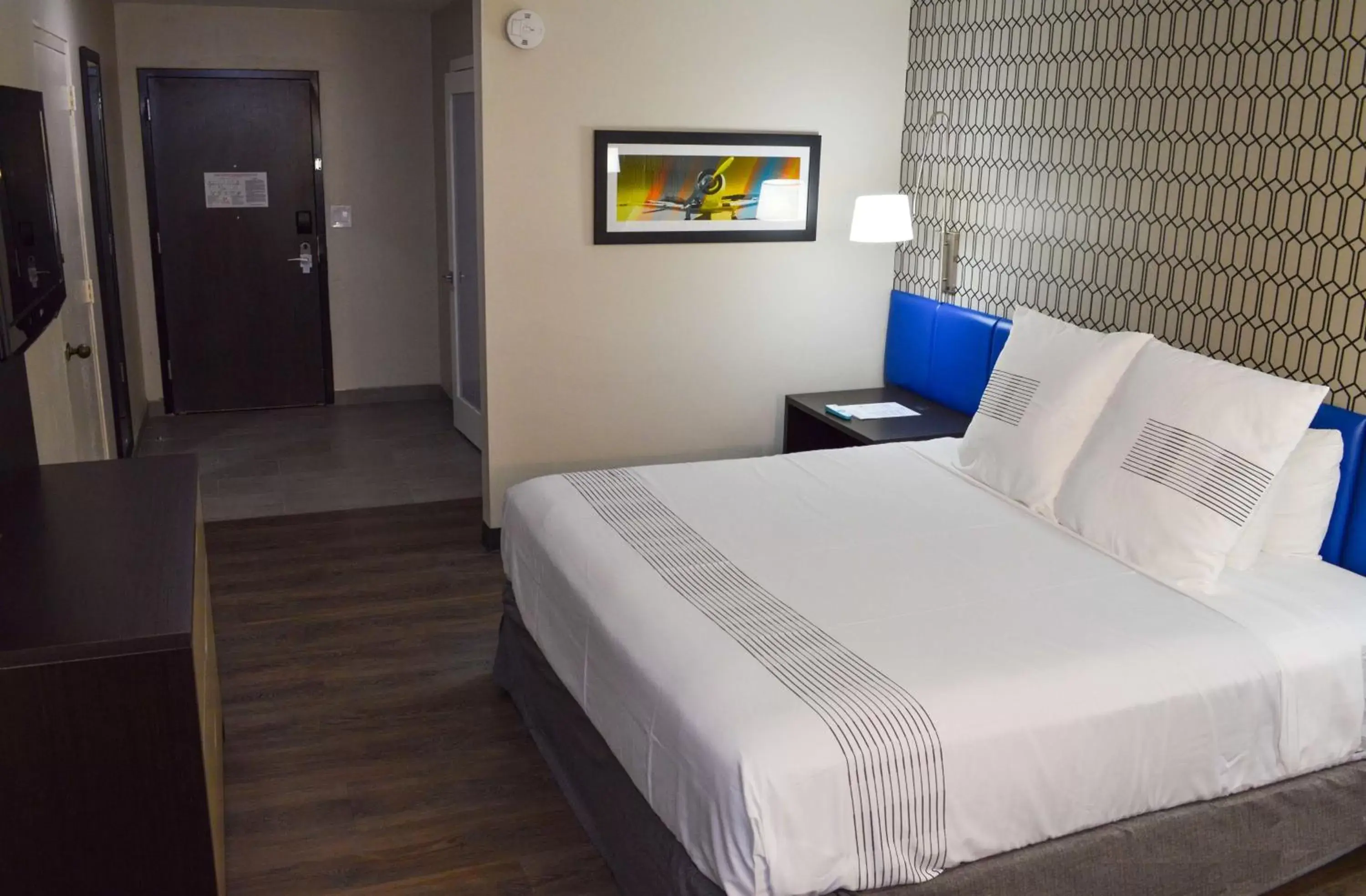 Photo of the whole room, Bed in GLō Best Western Ft. Lauderdale-Hollywood Airport Hotel