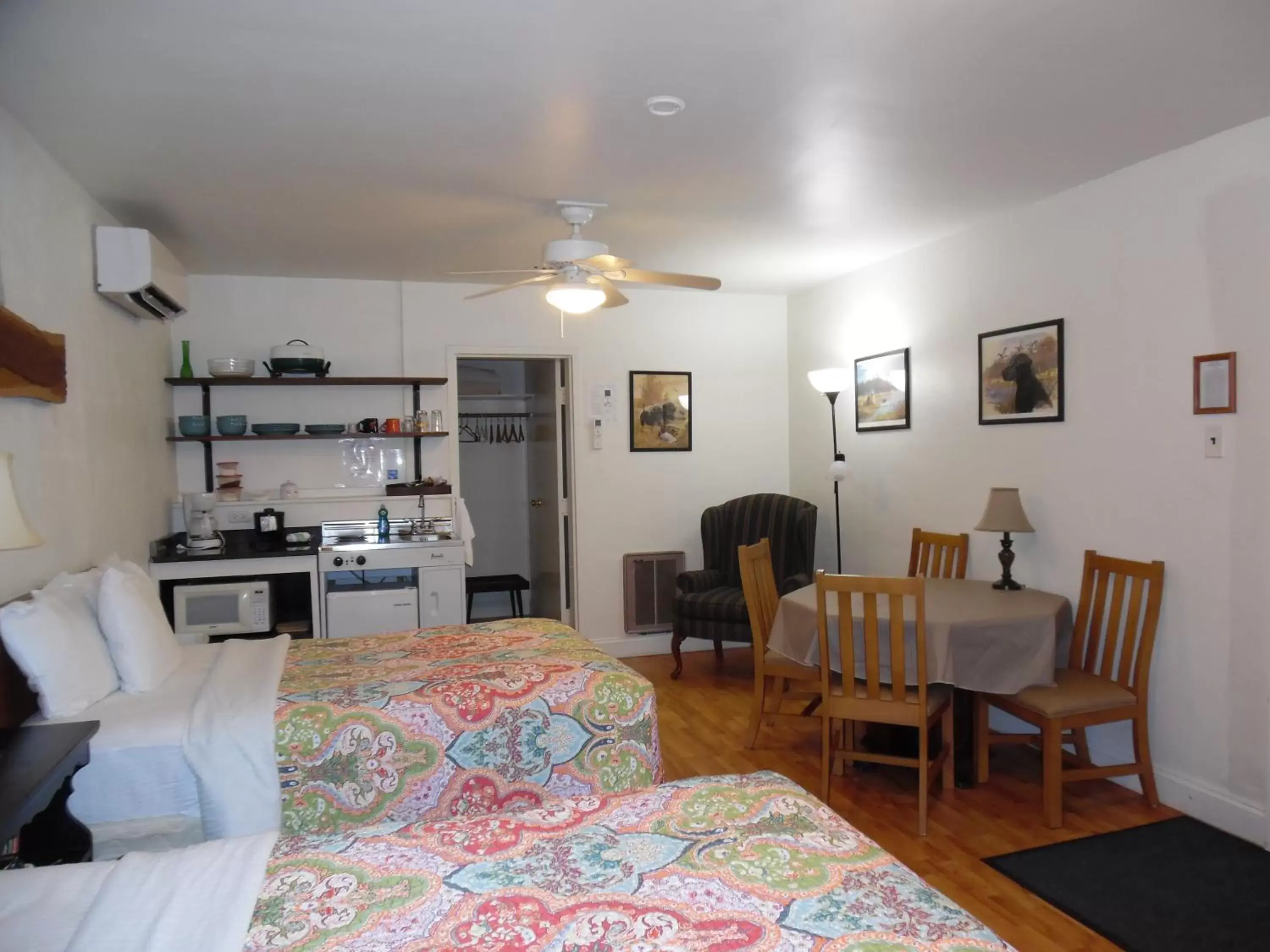 Photo of the whole room, Dining Area in Wachapreague Inn - Motel Rooms